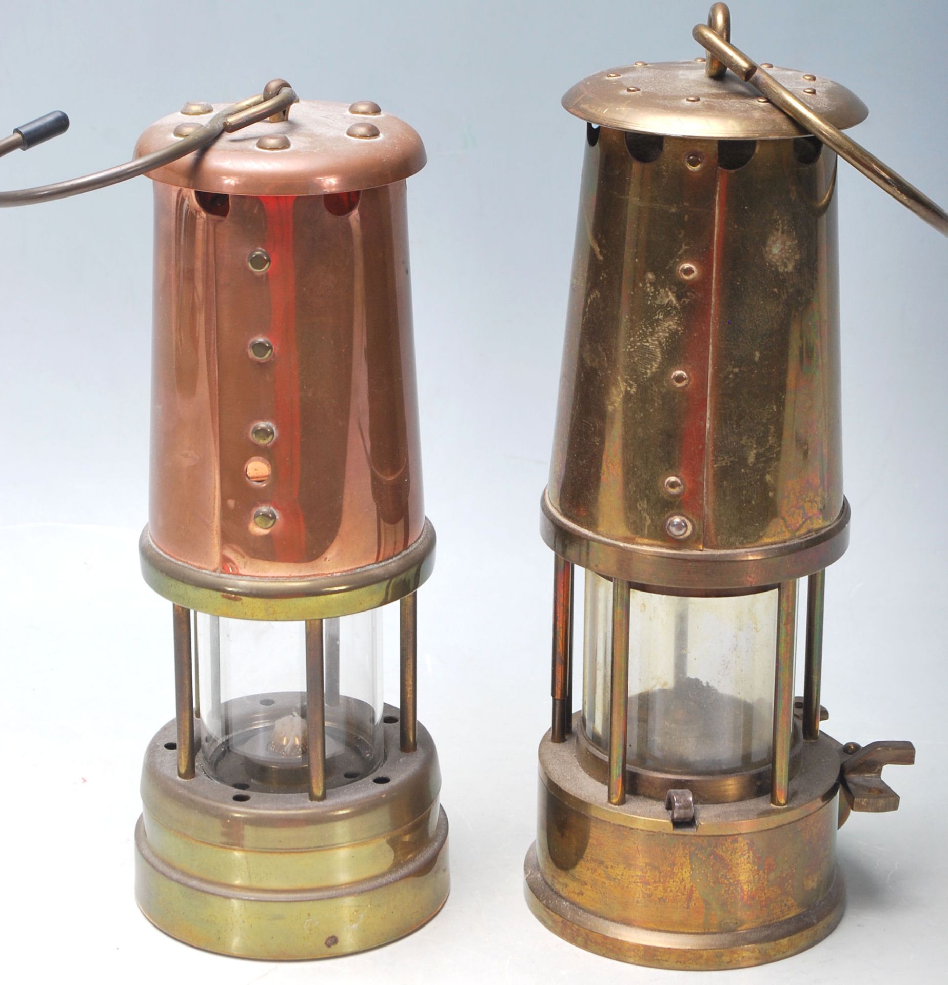 A pair of Victorian 19th century brass and copper miners lamps. Each of cylindrical form with - Bild 6 aus 6