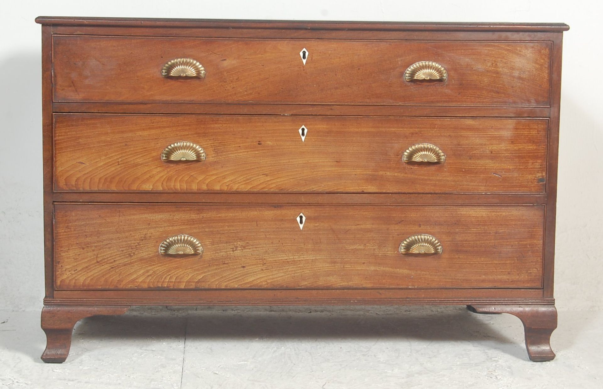 A 19th Century Victorian mahogany attic chest / bachelors chest having three drawers with brass - Bild 2 aus 5