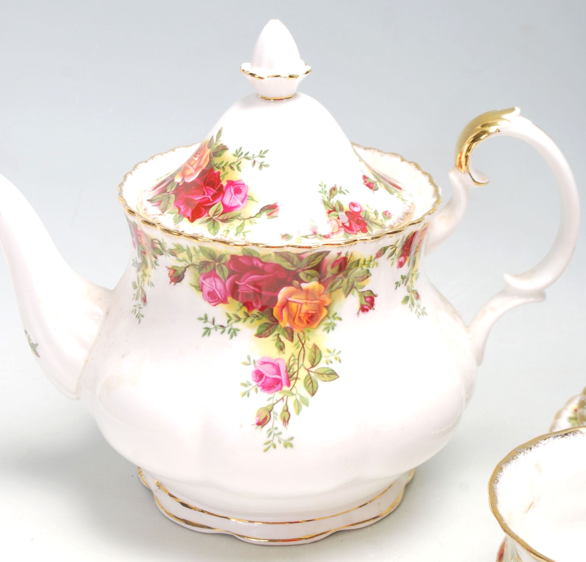 A 20th Century Royal Albert Old Country Roses tea service to include six tea cup trios, tea pot - Bild 3 aus 8