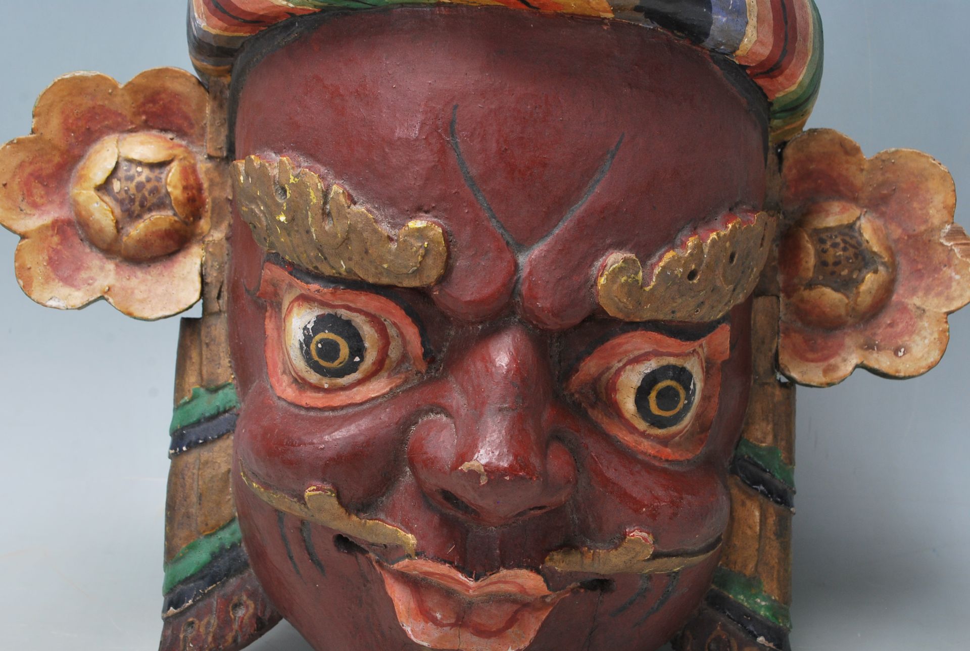 A 20th Century Chinese Tibetan carved wooden wall mounting mask in the form of a demon / mythical - Bild 3 aus 6