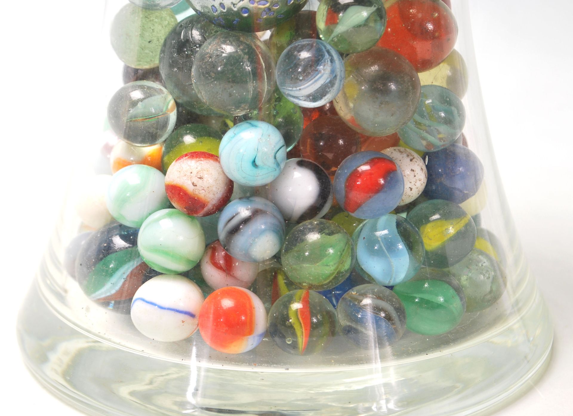 A collection of believed antique and vintage 19th and 20th century marbles to include handmade - Bild 5 aus 7