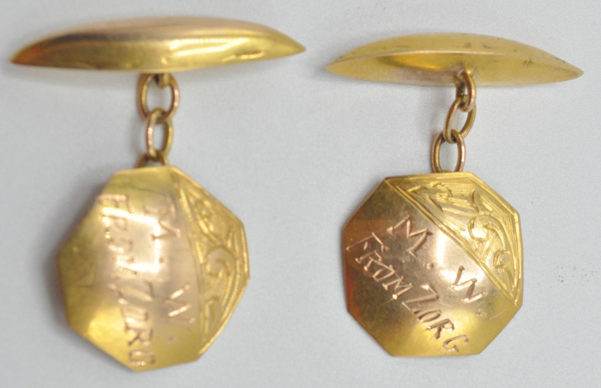 A pair of vintage 14ct gold cufflinks having octagonal panel haved engraved M. W from Zorg with - Bild 2 aus 4