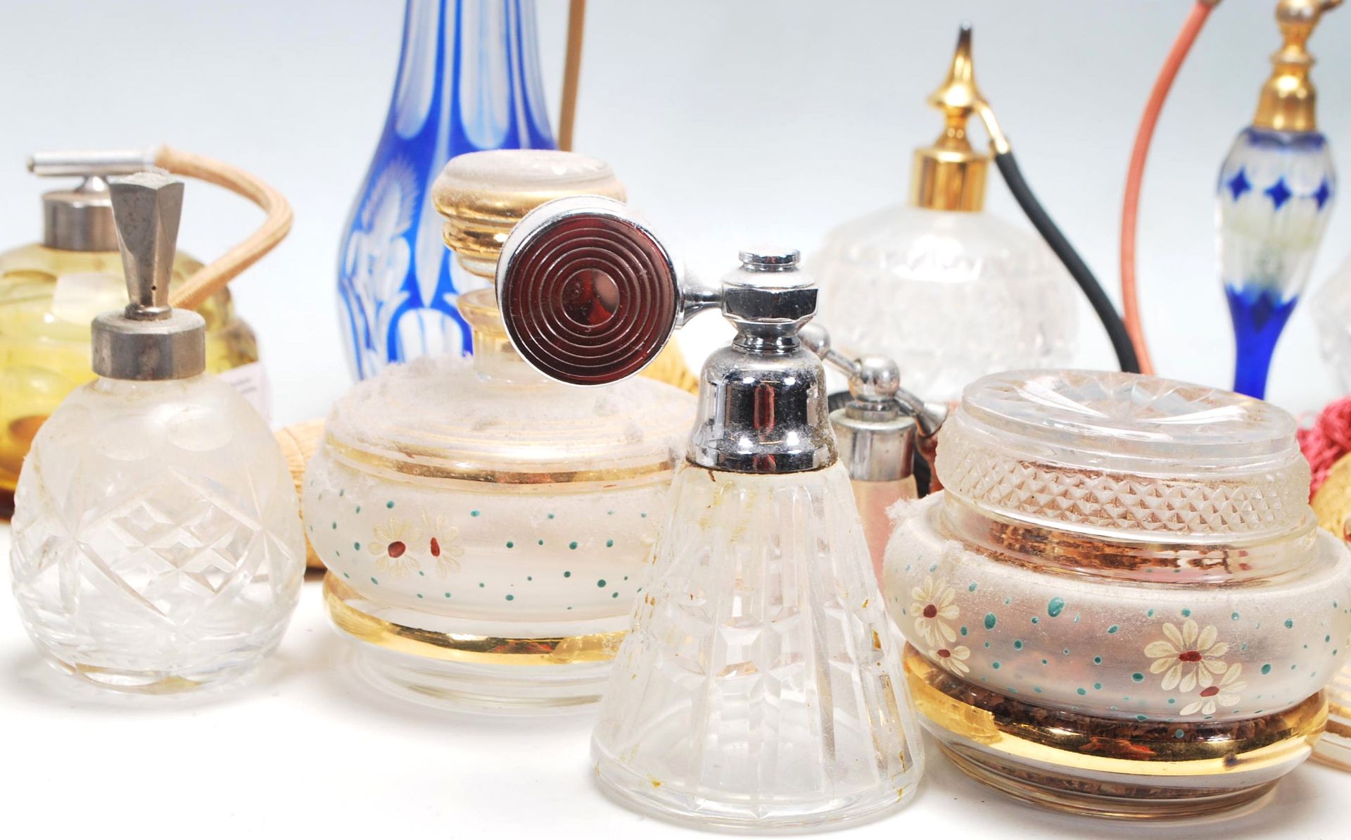 A collection of late early 20th Century Art Deco style perfume bottles of various shapes and - Bild 2 aus 9