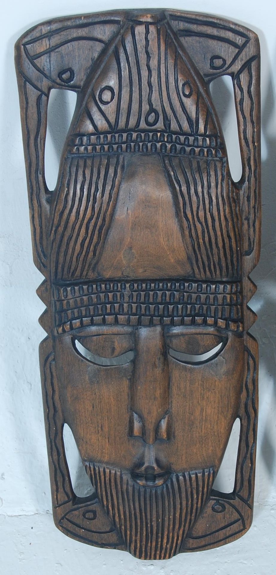 A pair of 20th century African tribal wooden  wall plaque / face mask having hand carved - Bild 2 aus 4