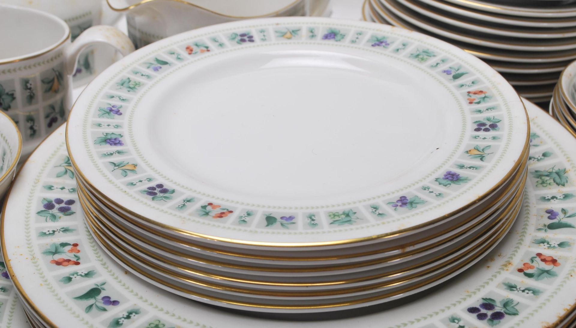 A large late 20th Century fine bone china dinner service by Royal Doulton in the Tapestry pattern - Bild 11 aus 18