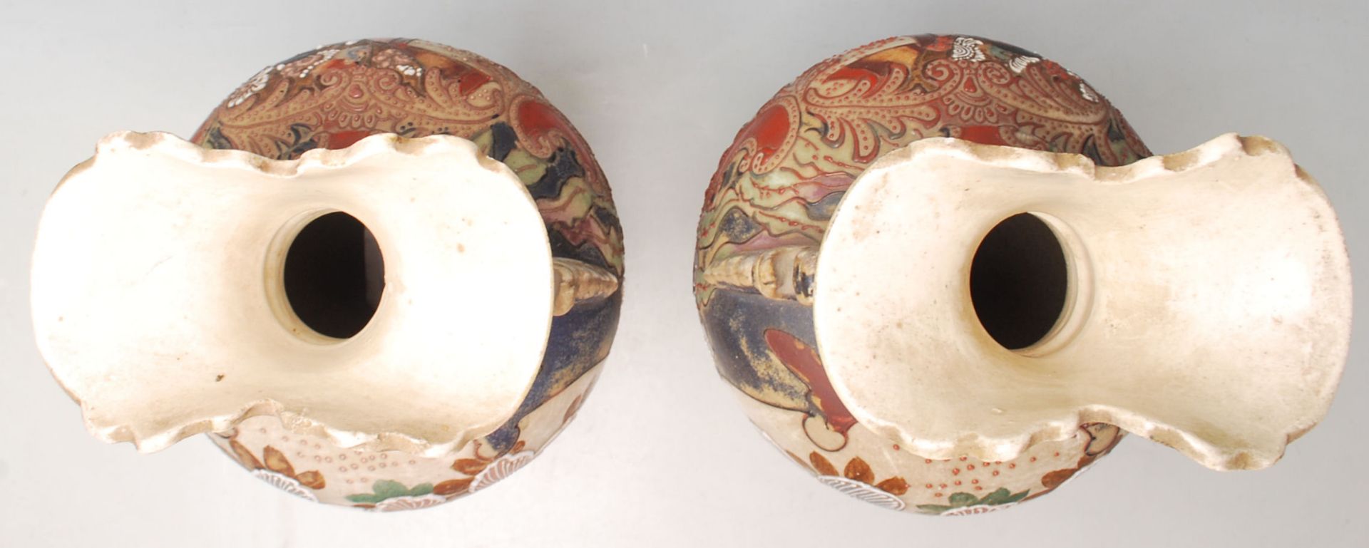 A pair of 20th Century Meiji revival Japanese vases having a flared top over a shaped body on a - Bild 4 aus 4