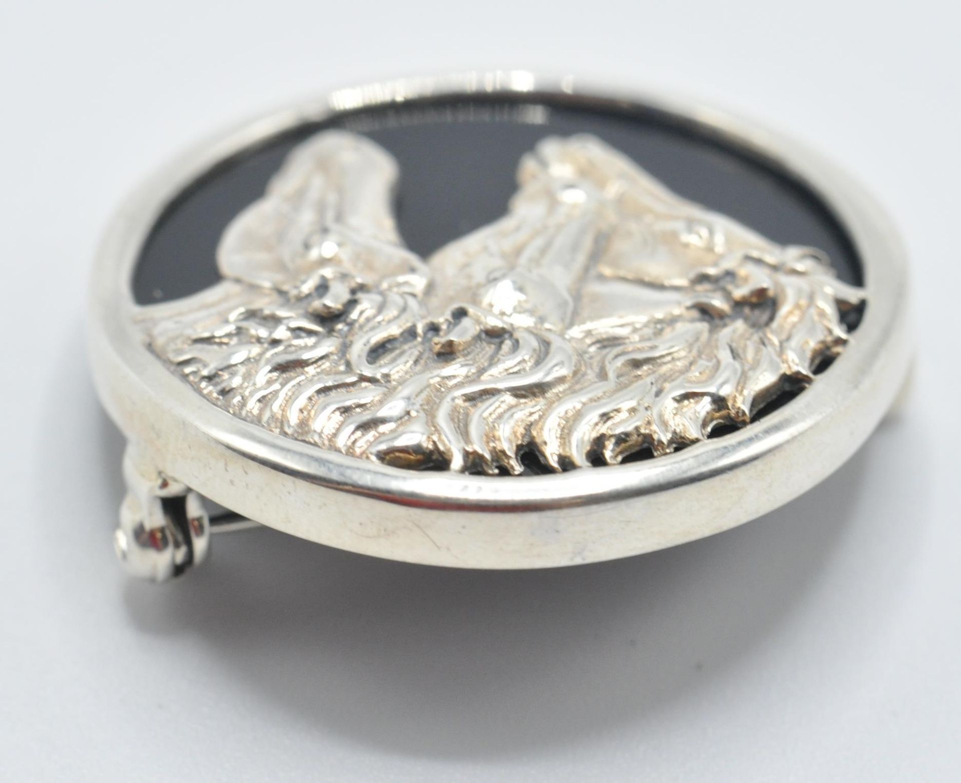 A sterling silver and onyx brooch set with three horse heads. Measures: 3cm diameter. weight 12.8g - Bild 3 aus 5