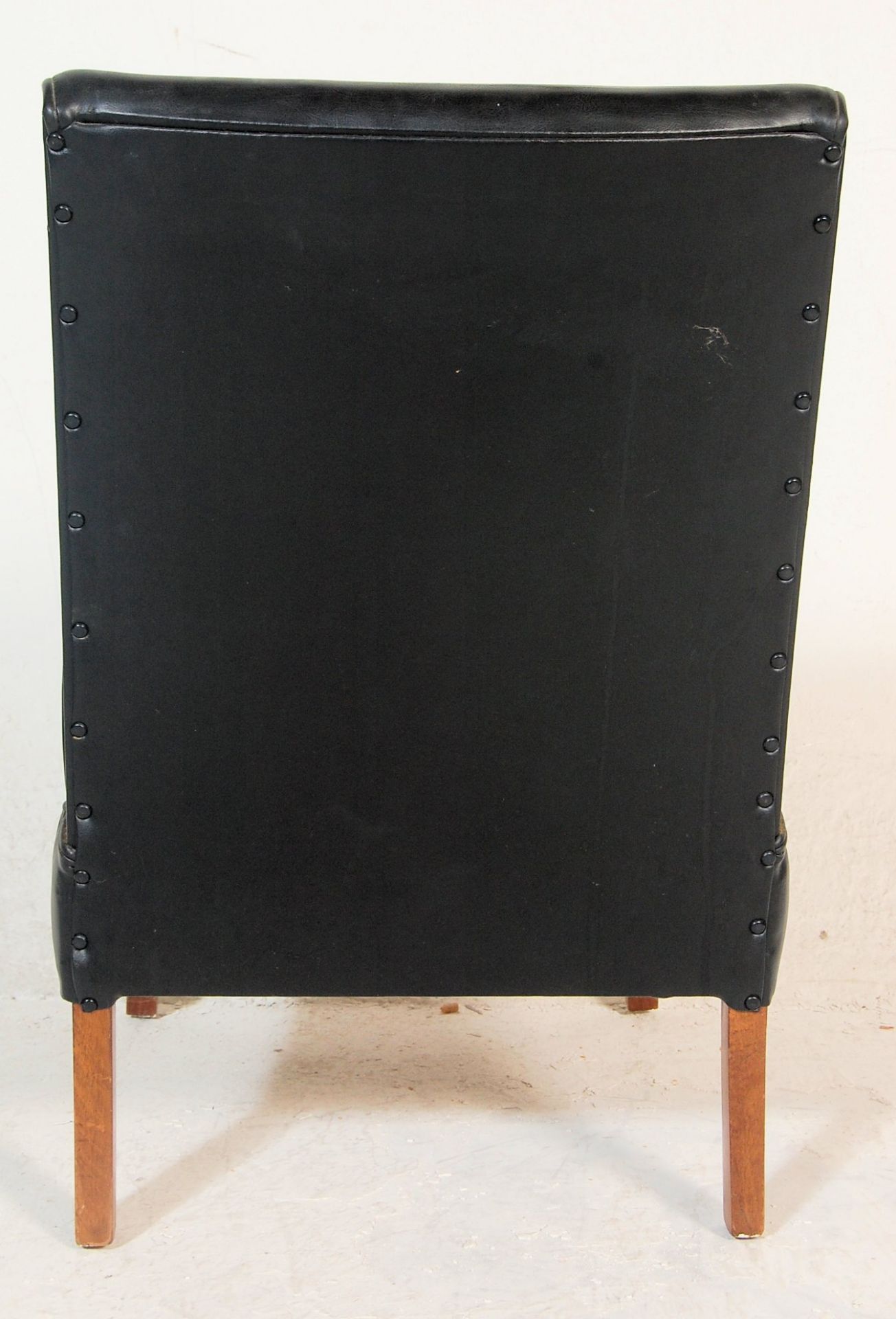 A vintage retro late 20th century bedroom chair having black leather upholstery raised on angular - Bild 6 aus 7
