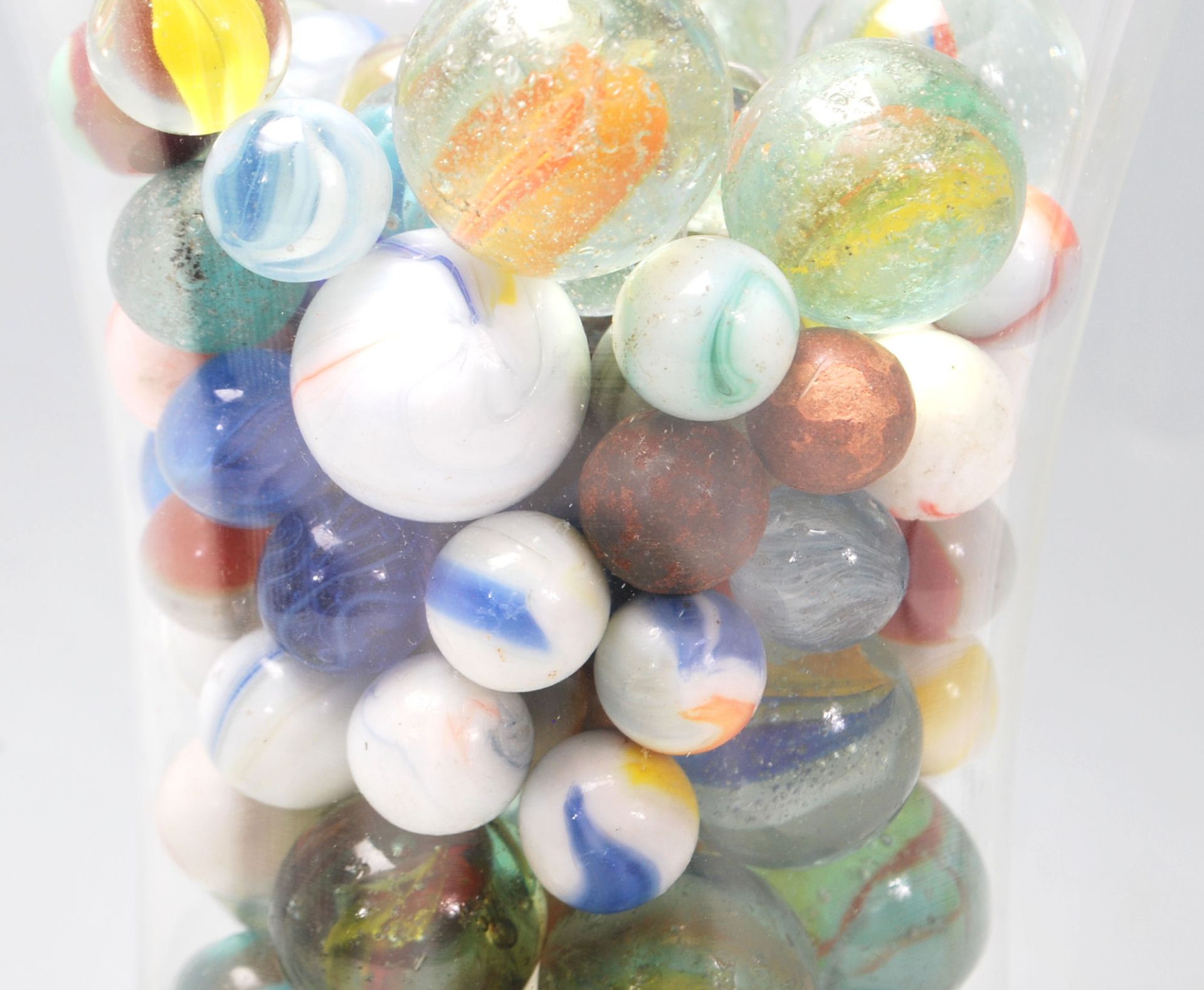 A collection of believed antique and vintage 19th and 20th century marbles to include handmade - Bild 7 aus 7