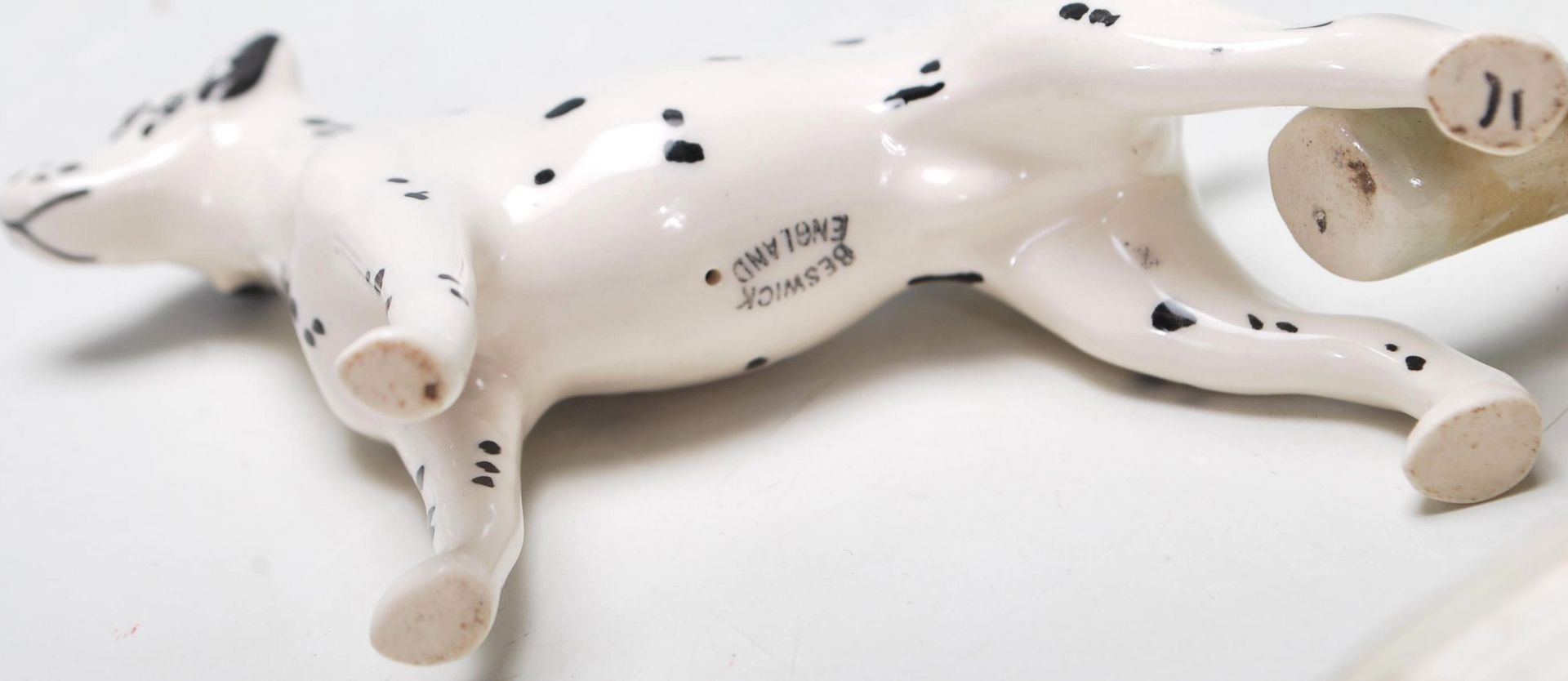 A collection of 20th Century ceramic figurines of dogs in various shapes and sizes to include a - Bild 6 aus 6