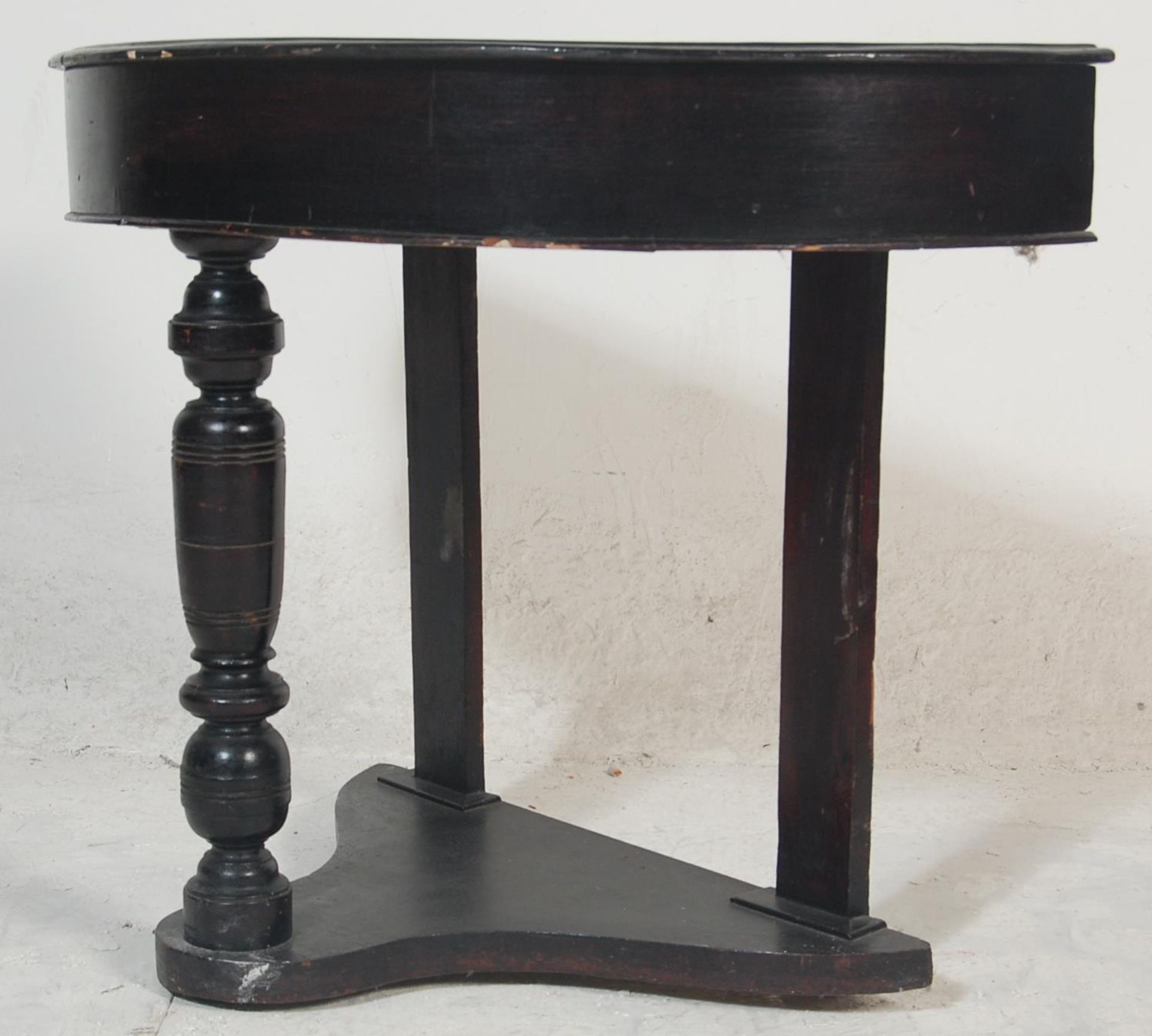 A Victorian 19th century mahogany demi-lune / half moon console hall table. Raised on bun feet - Bild 6 aus 6