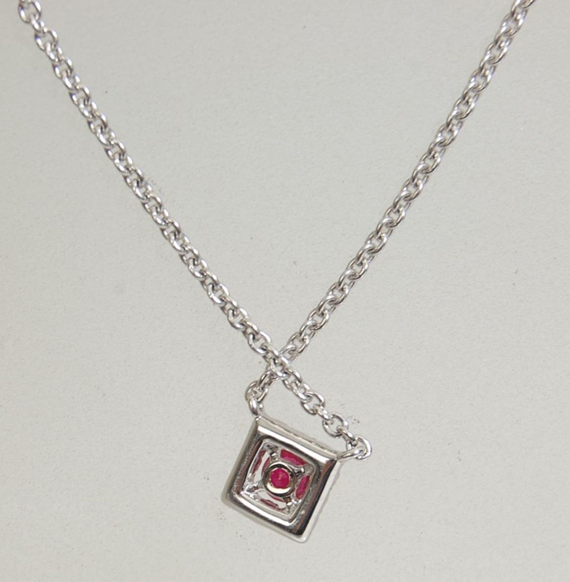 An 18ct white gold necklace pendant set with a a central ruby in a square halo set with diamond - Bild 3 aus 5