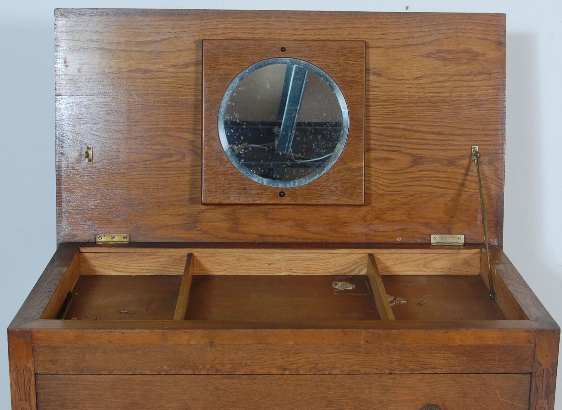 A good 1930's Queen Anne revival oak chest of drawers. The chest being raised on squared legs with - Bild 7 aus 8