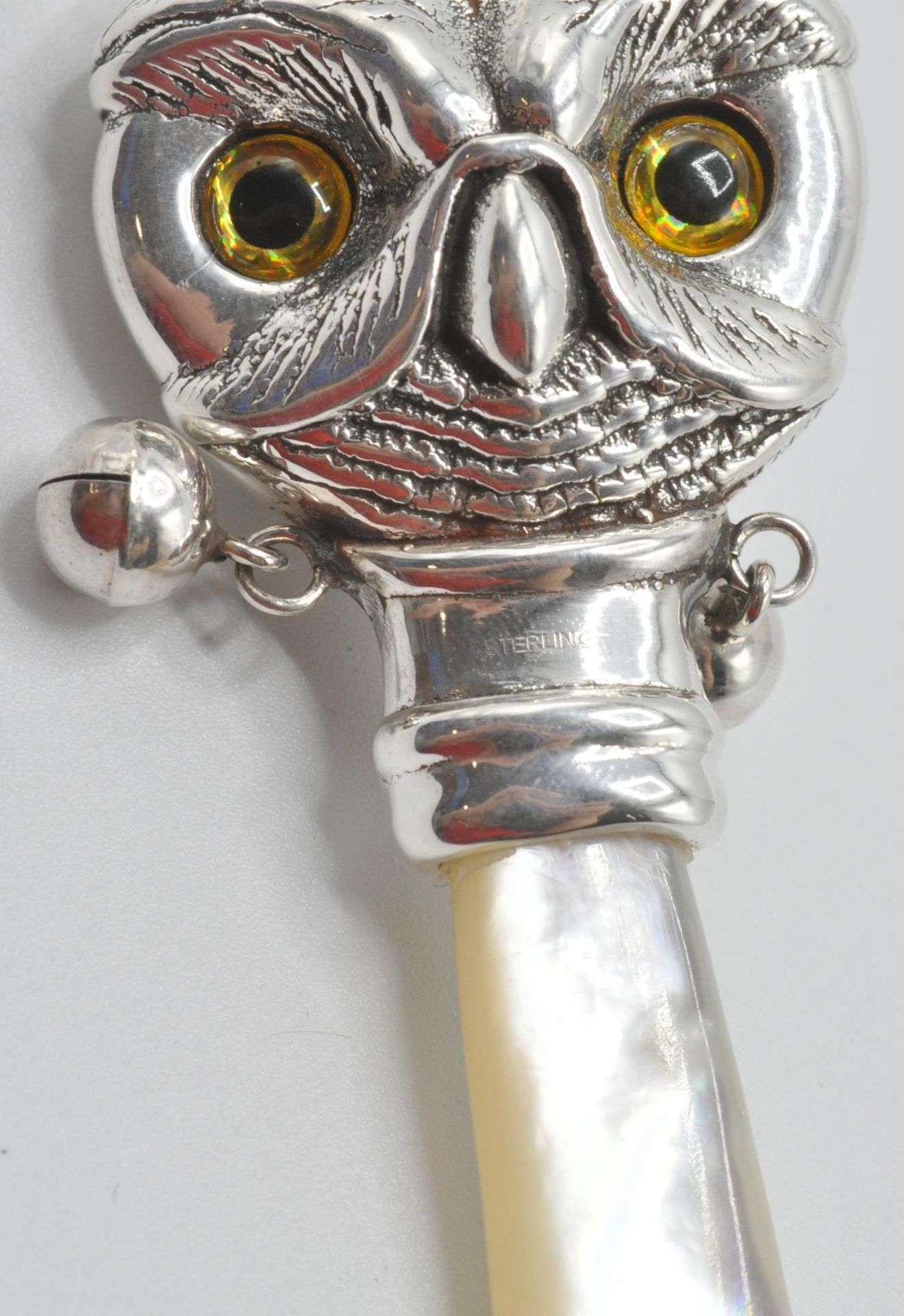 A silver babies / childs rattle in the form of an owl with yellow and black glass eyes having a - Bild 6 aus 6