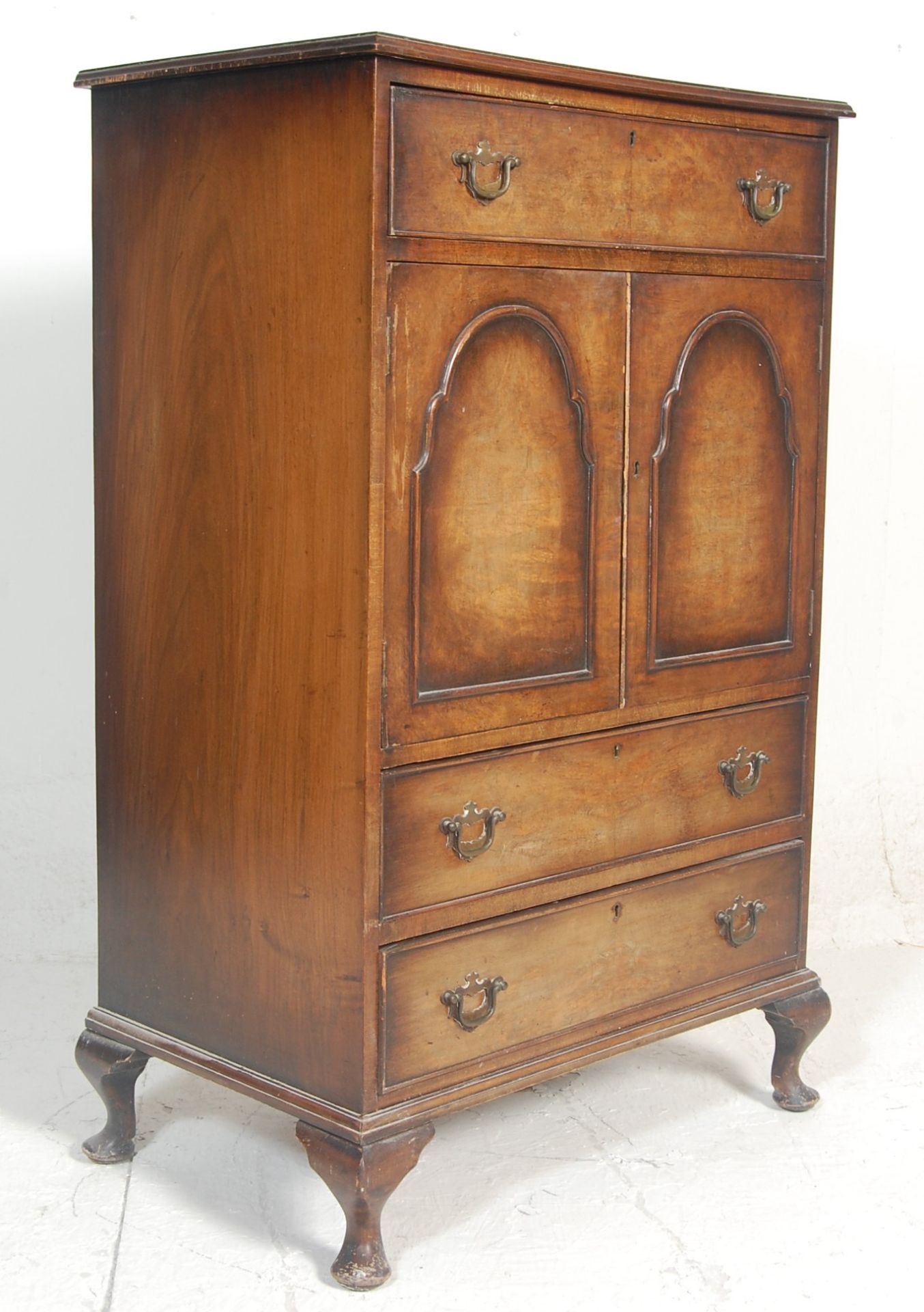 A vintage 1940s mid century walnut veneered tallboy / bachelors chest  / chest of drawers having a - Bild 2 aus 15