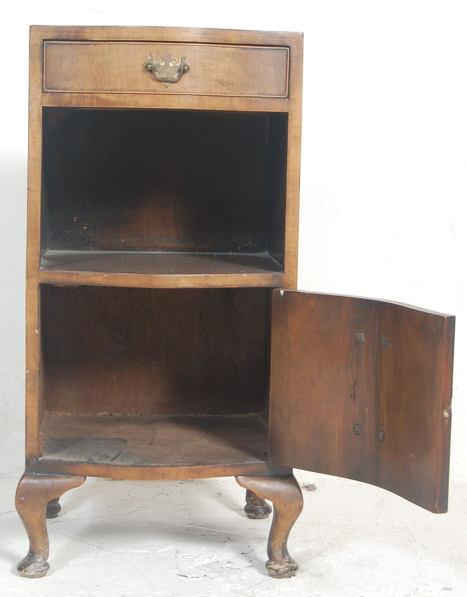 A vintage 1940s mid century walnut veneered tallboy / bachelors chest  / chest of drawers having a - Bild 14 aus 15