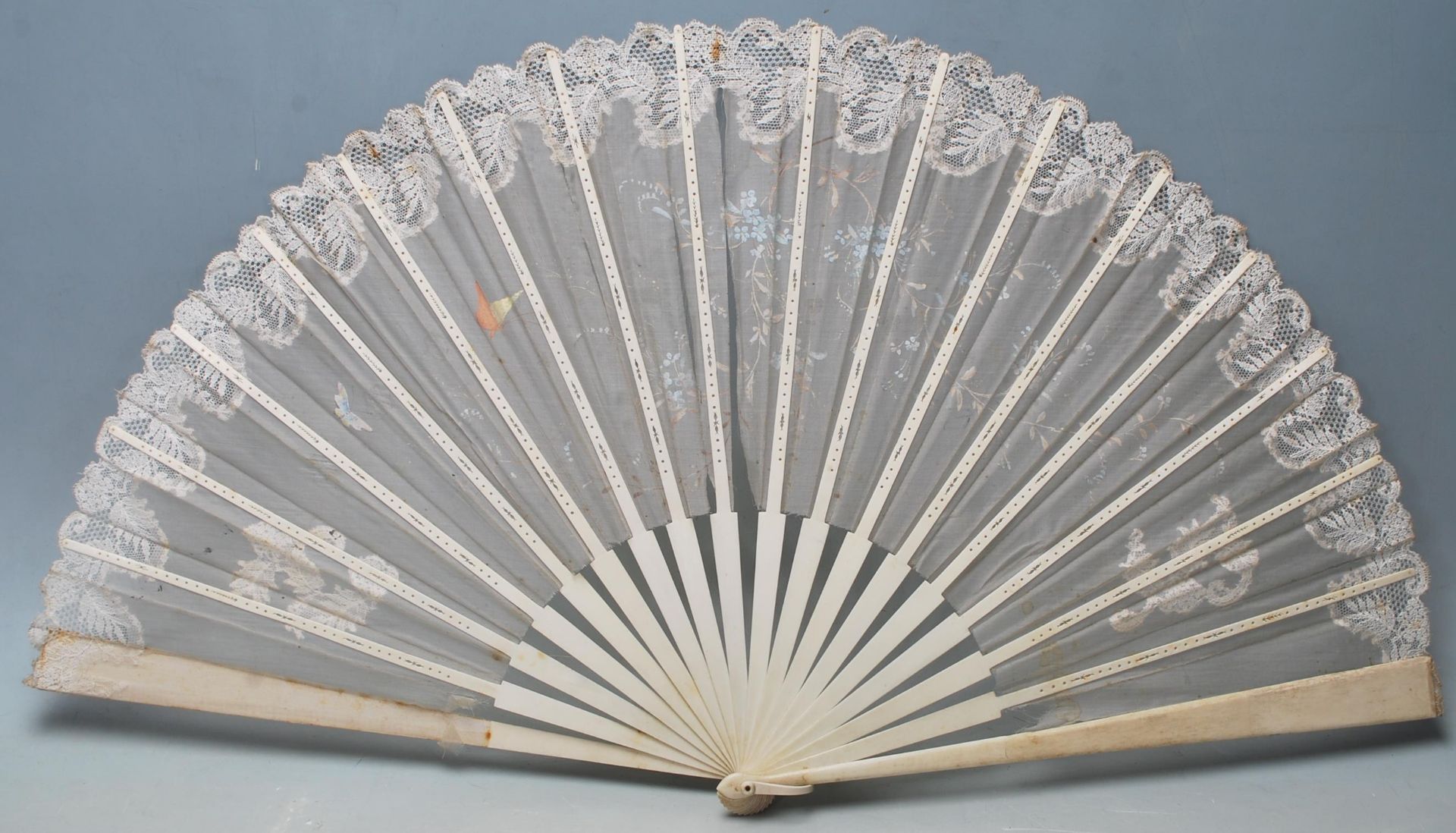 A late 19th / early 20th Century bone and lace hand fan being hand painted with butterflies and - Bild 7 aus 7