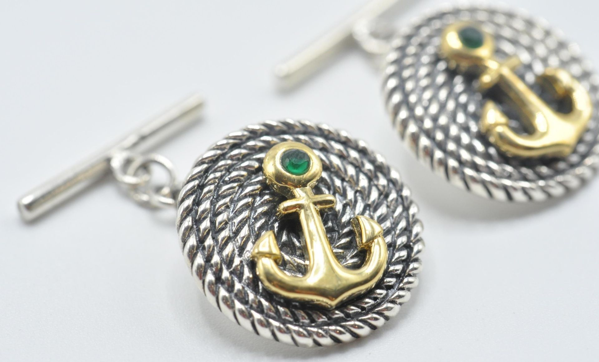 A pair of sterling silver gentleman's cufflinks having embossed yellow metal anchors and green stone - Bild 2 aus 5