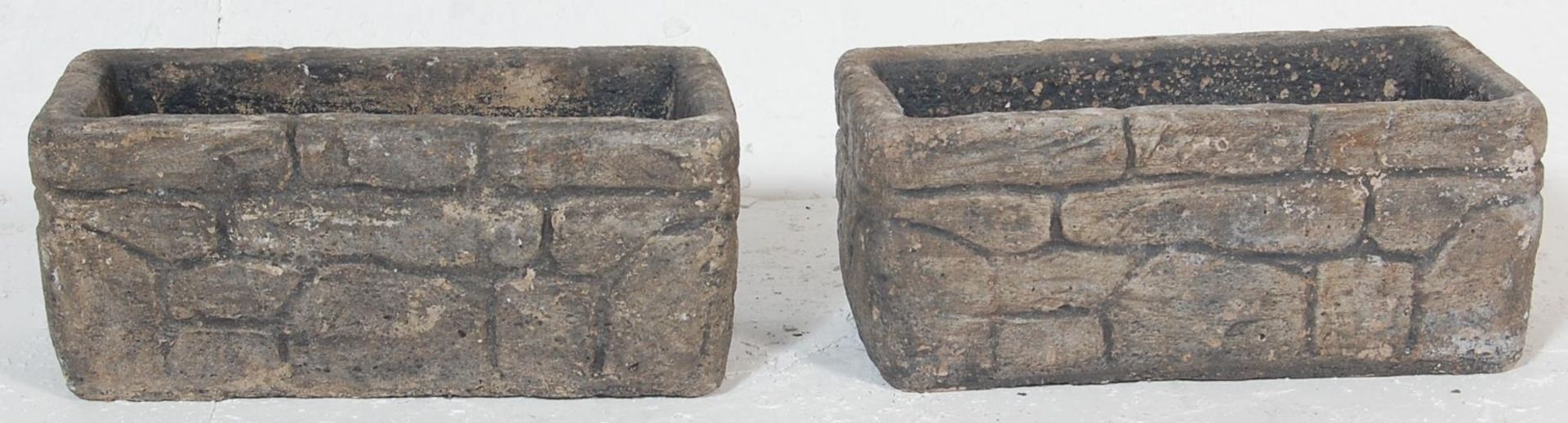A group of three early 20th Century reconstituted stone garden planters to include a round planter - Bild 3 aus 6