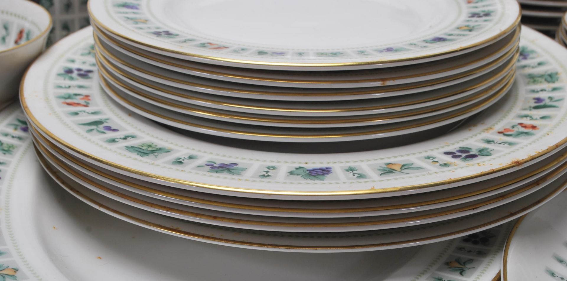 A large late 20th Century fine bone china dinner service by Royal Doulton in the Tapestry pattern - Bild 12 aus 18