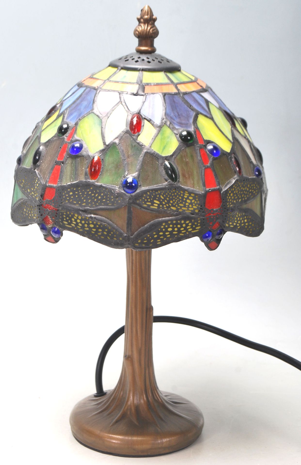 A contemporary antique style antique Tiffany lamp having a round gilt base with a leaded coloured - Bild 2 aus 5
