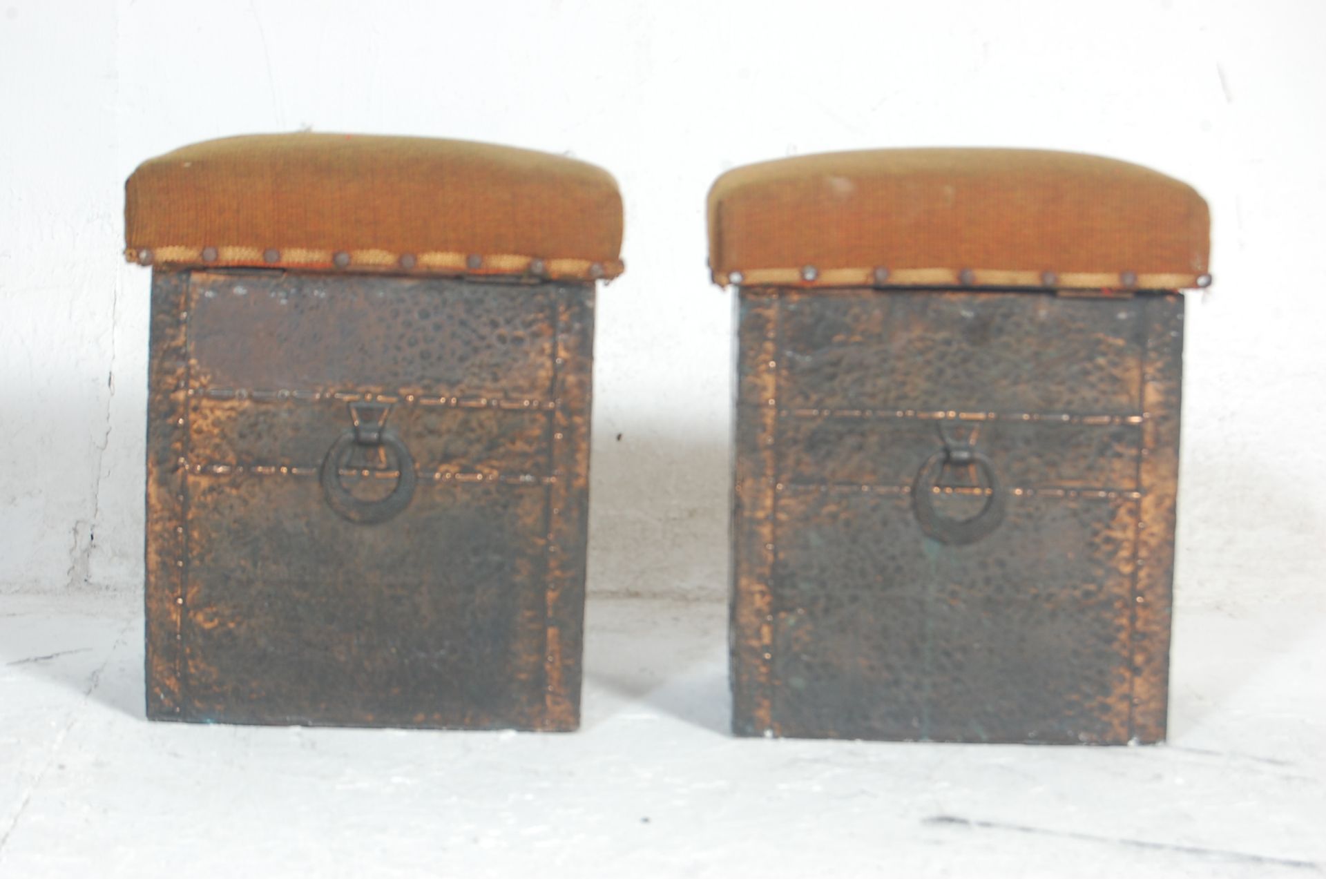 A pair of late Victorian 19th century Arts & Crafts hammered copper club fire fender stools. Each - Bild 5 aus 9