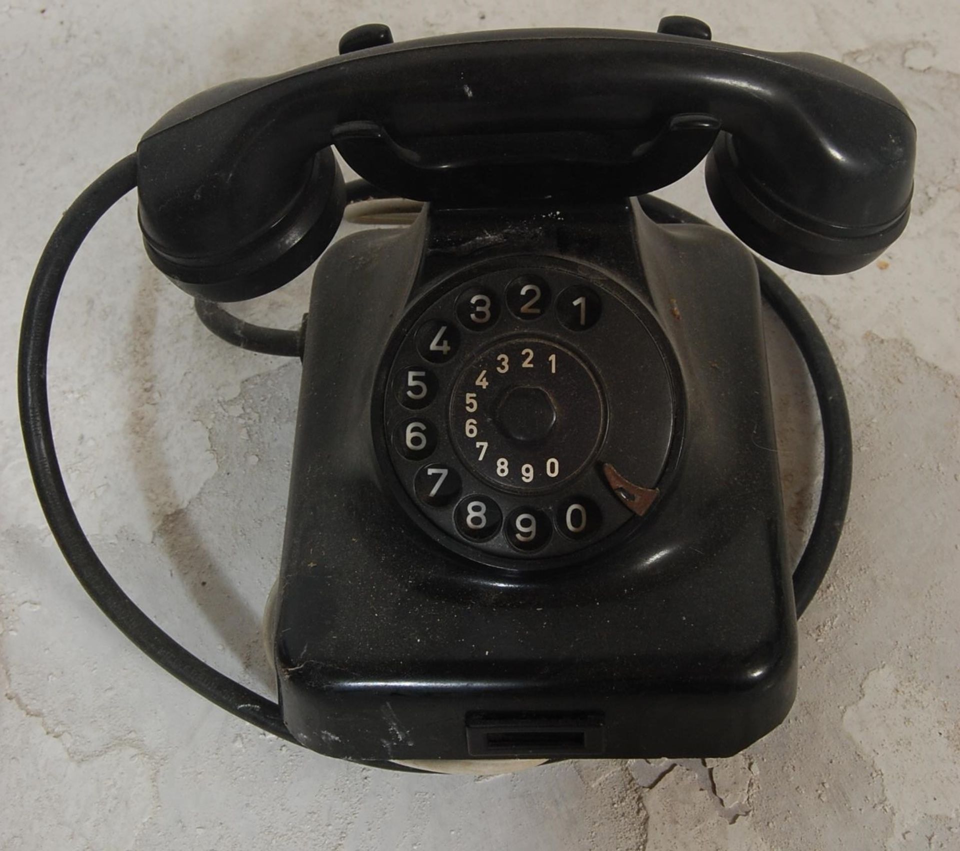 A pair of early 20th century Bakelite telephones in black. Each with ring dials with white numbers - Bild 3 aus 5