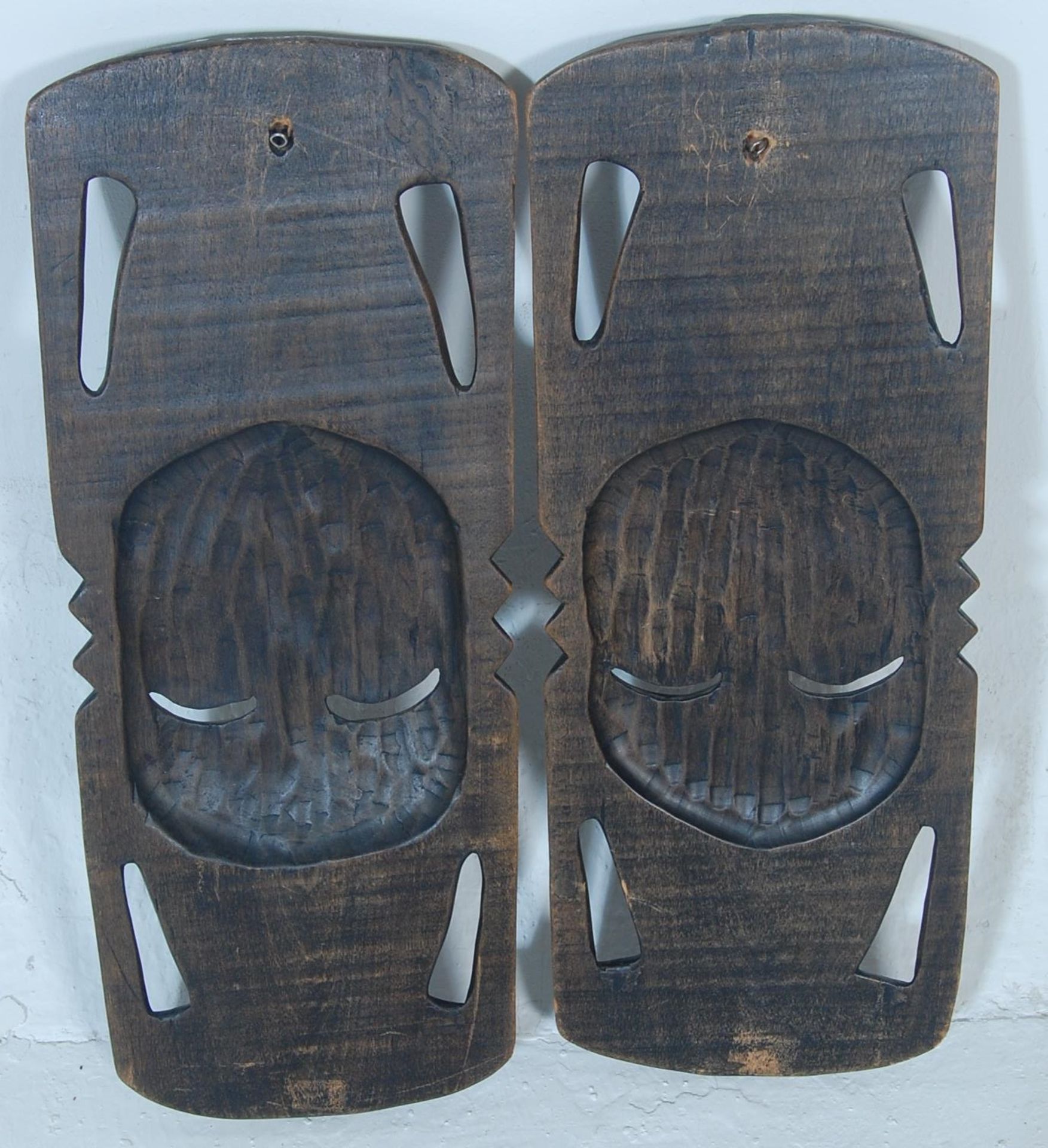 A pair of 20th century African tribal wooden  wall plaque / face mask having hand carved - Bild 4 aus 4