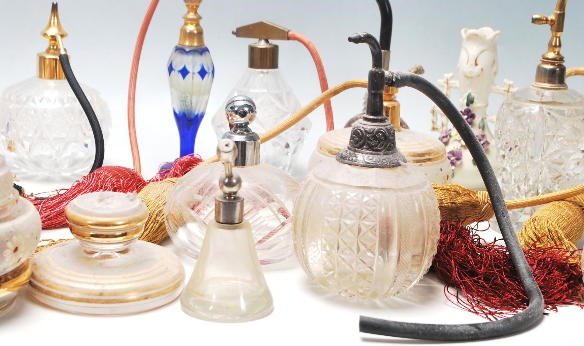 A collection of late early 20th Century Art Deco style perfume bottles of various shapes and - Bild 3 aus 9