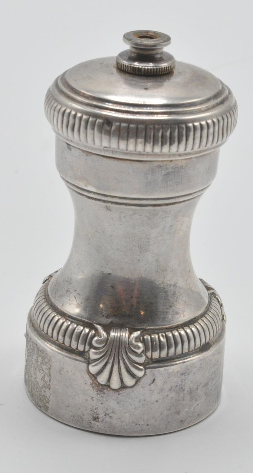 A 20th century French silver hallmarked pepper grinder having twist top with adjustable knob atop - Image 3 of 5