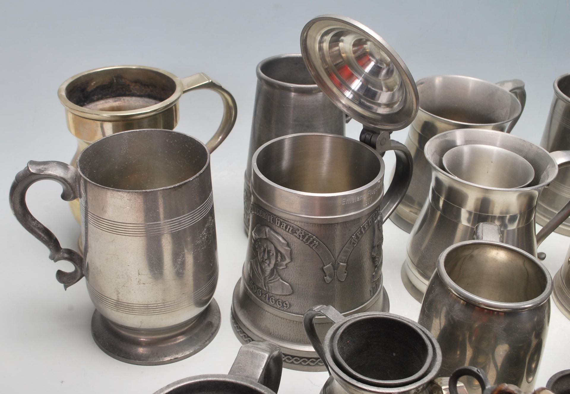 A collection of early 20th Century metalware & pewter drinking vessels / steins / flagons / jugs - Bild 4 aus 9