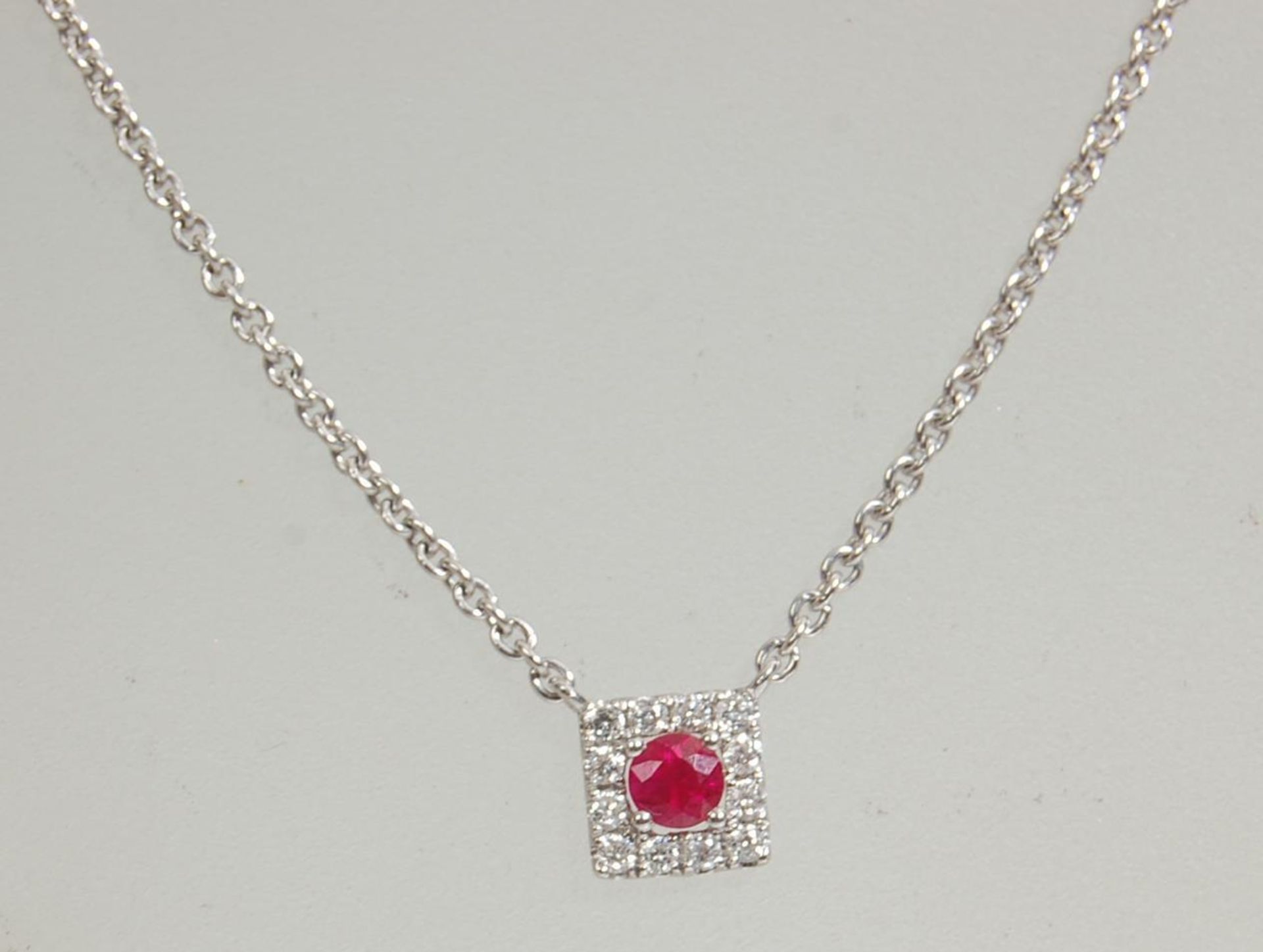 An 18ct white gold necklace pendant set with a a central ruby in a square halo set with diamond - Bild 2 aus 5