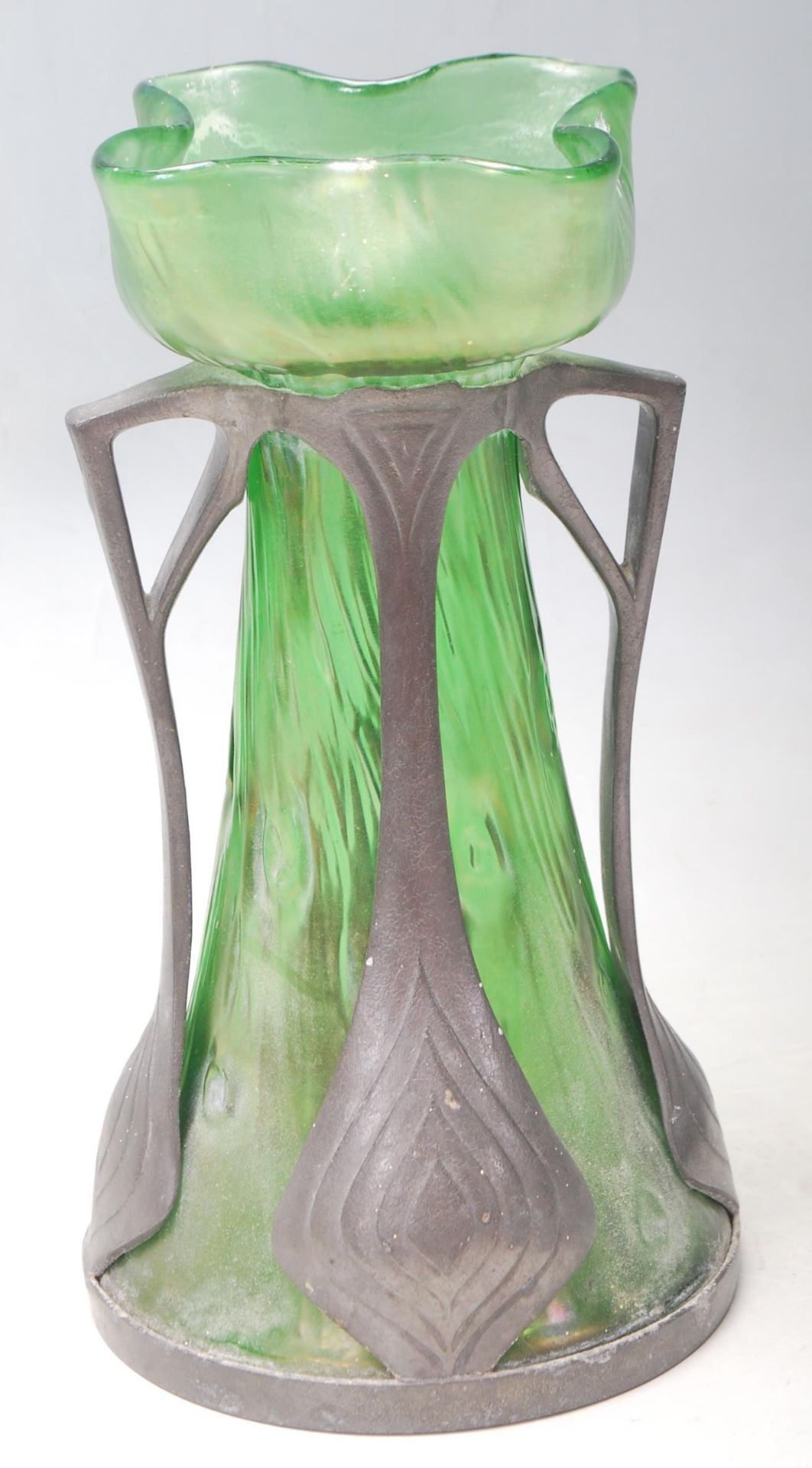 A late 19th Victorian / early 20th Century Art Nouveau Loetz iridescent green glass and  pewter vase - Bild 3 aus 5