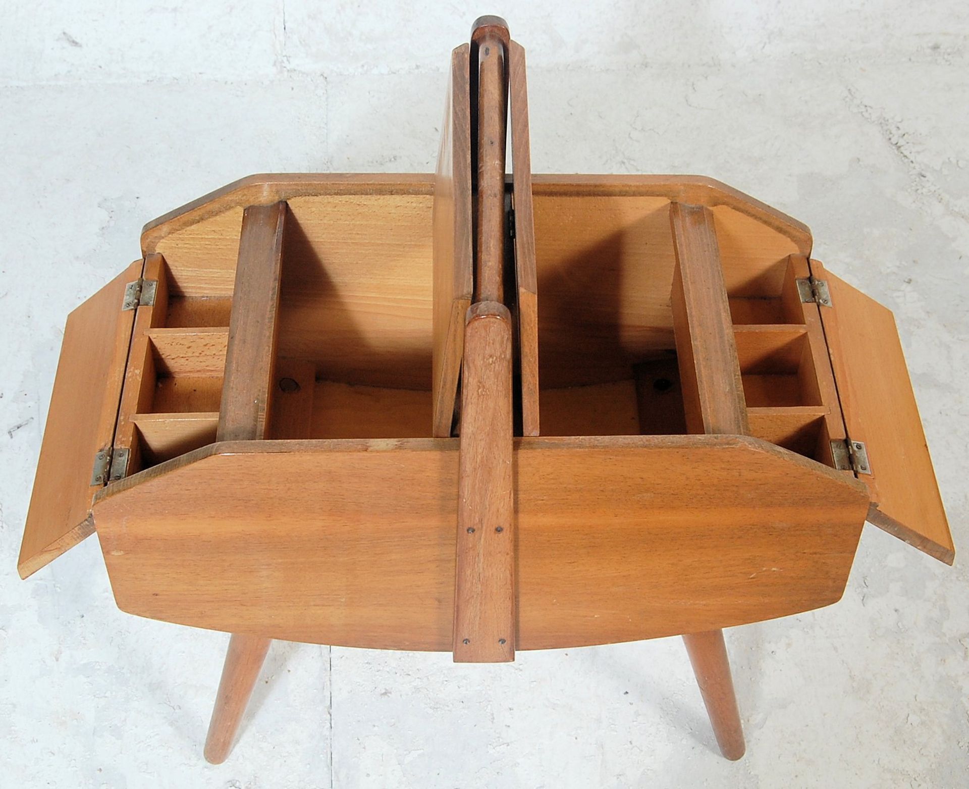 A vintage 20th century circa 1970's stylish teak wood sewing box with hinged lids, handle above - Bild 4 aus 5