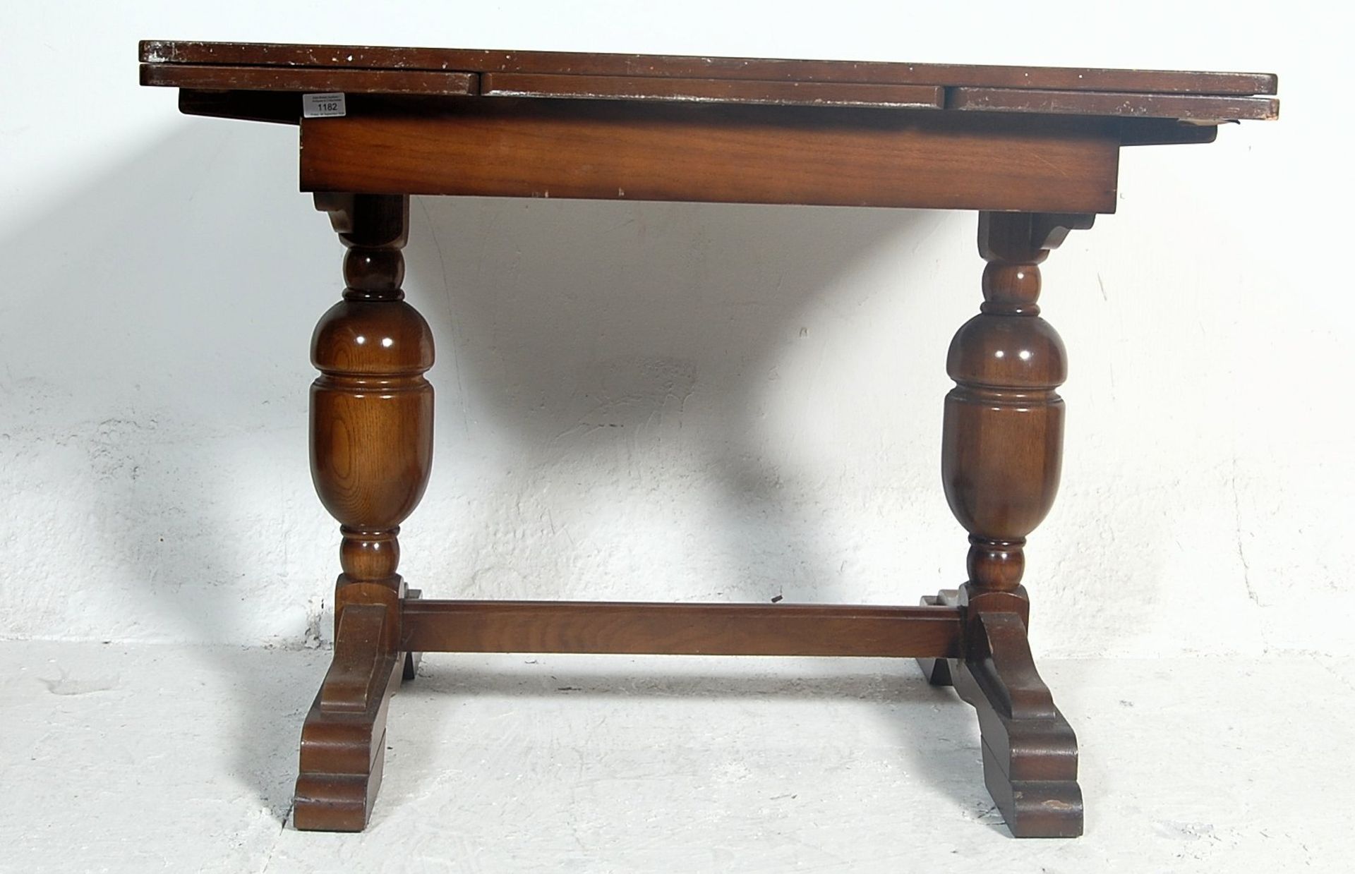 A vintage 1920s early 20th Century oak draw leaf dining table. The table having a panelled oak - Bild 2 aus 4