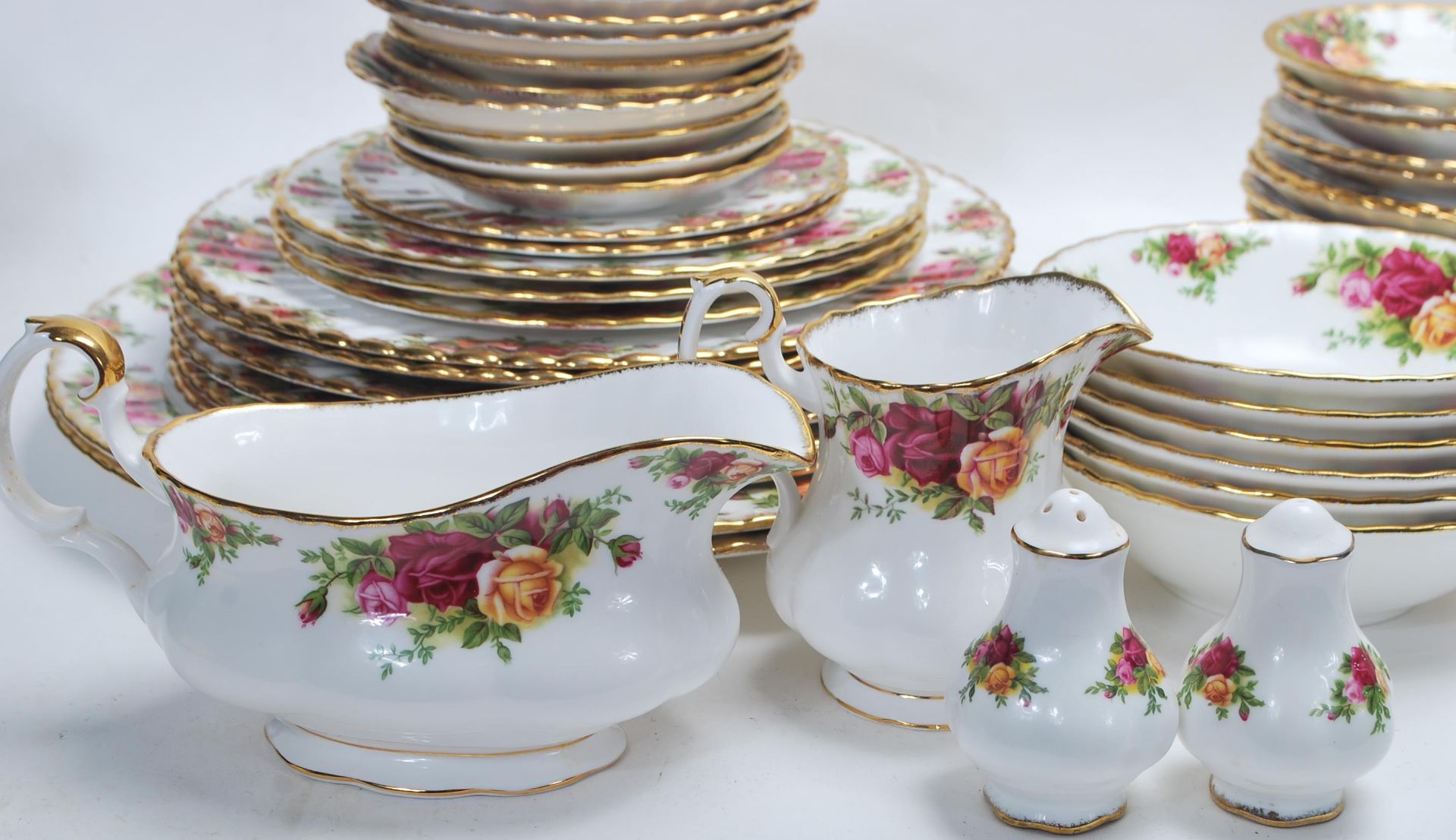 A very large Royal Albert bone china tea service / dining service in the Old Country Roses pattern - Bild 2 aus 14