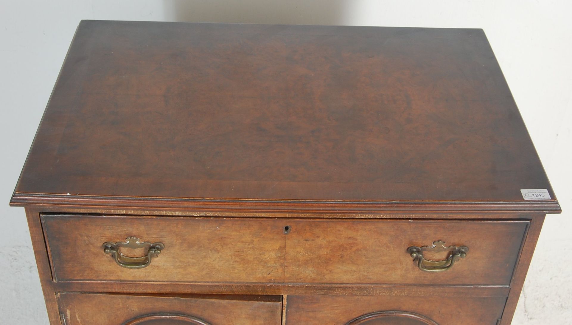 A vintage 1940s mid century walnut veneered tallboy / bachelors chest  / chest of drawers having a - Bild 7 aus 15