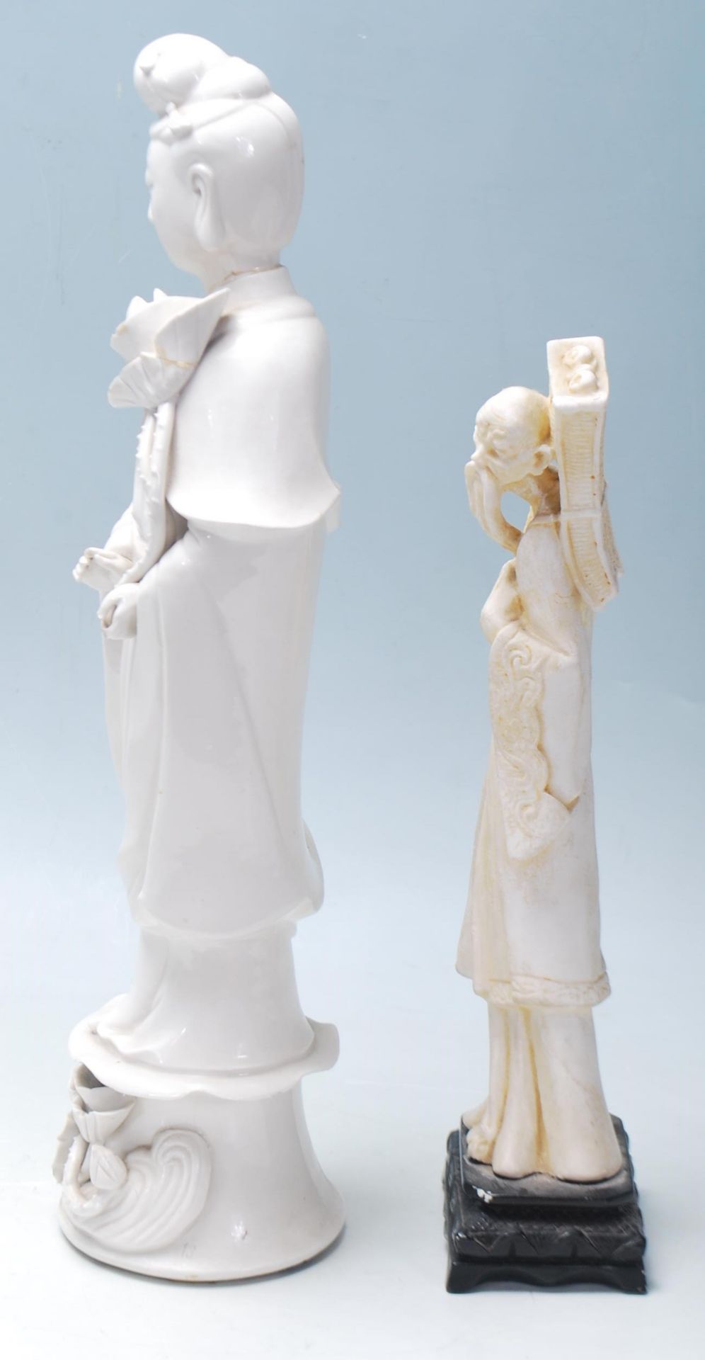 A 20th Century Chinese blanc de chine figurine depicting a female figure in traditional dress - Bild 4 aus 6