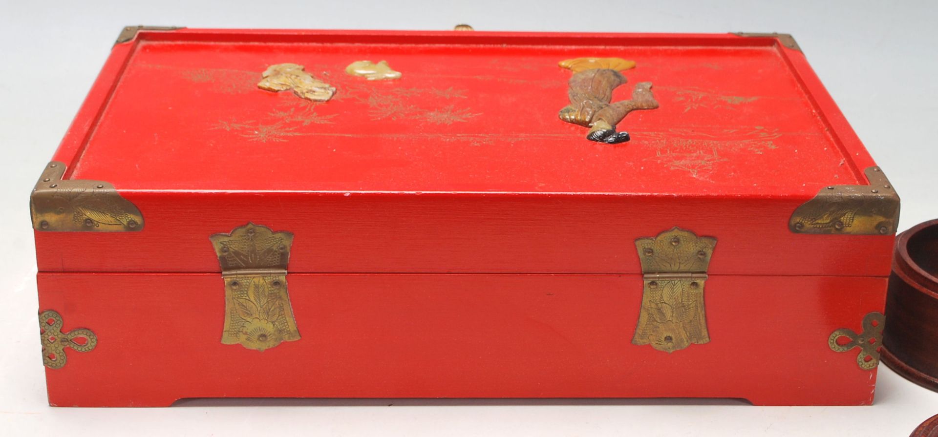 A good collection of early 20th century Edwardian Chinese boxes to include a red lacquered jewellery - Bild 5 aus 5