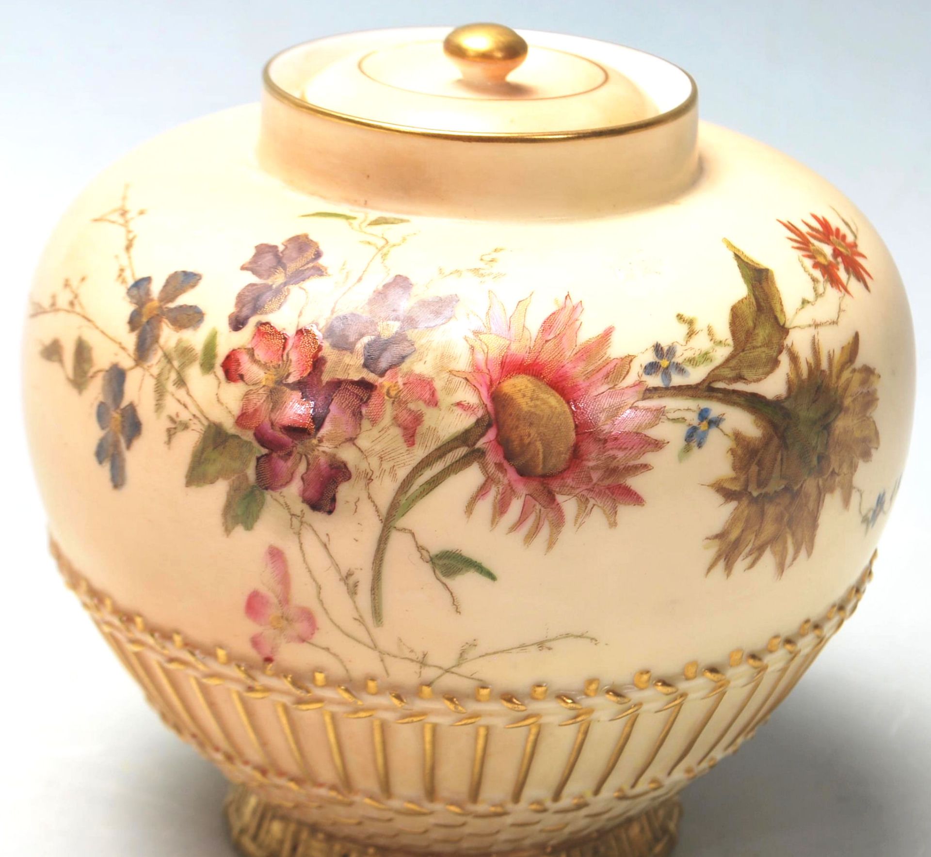 A Royal Worcester Ivory Blush lidded pot - vase. Hand painted detailing with embellished gilded foot - Bild 2 aus 7