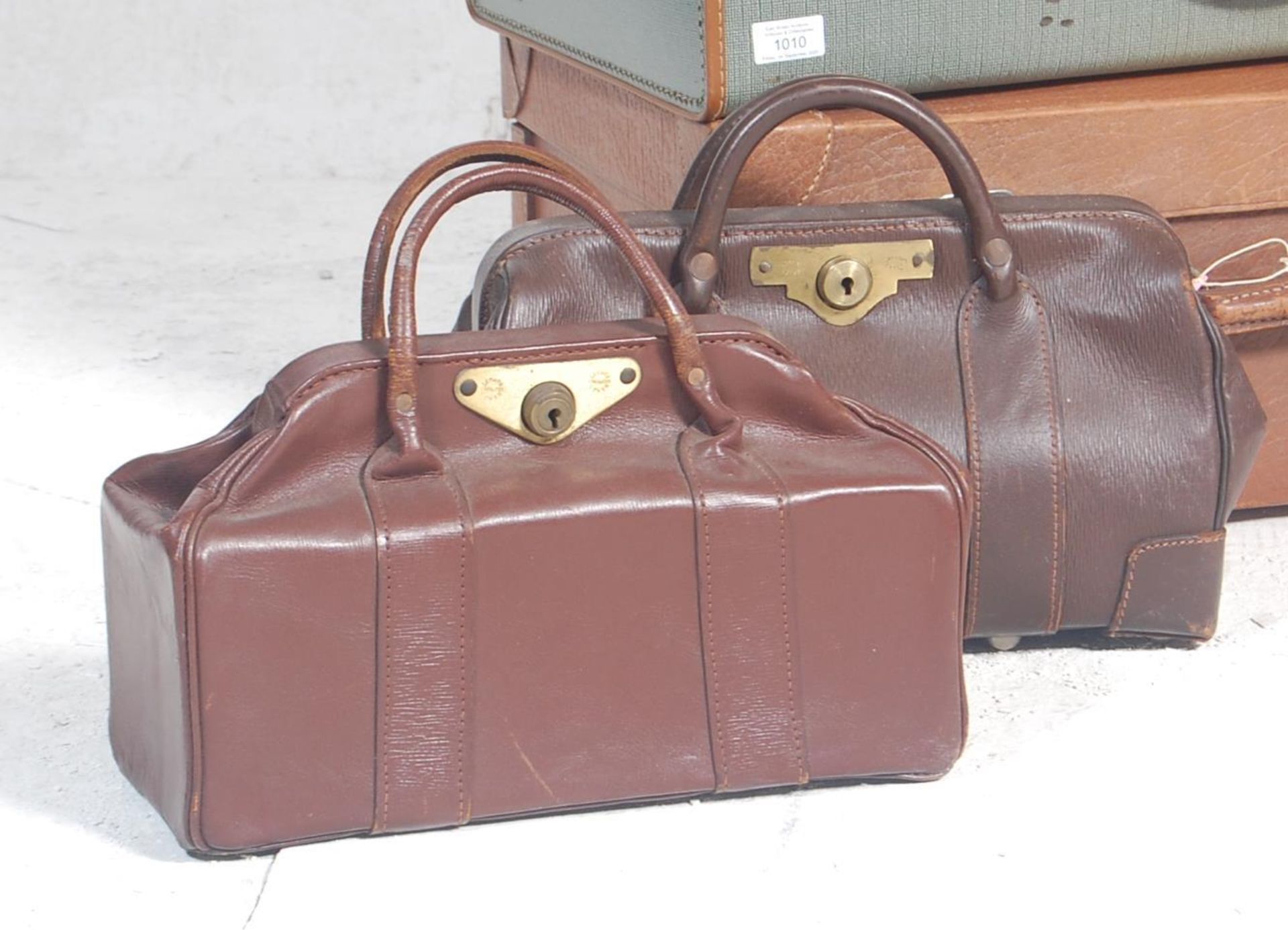 A good stack of vintage trunks and suitcases to include good leather example with monogram initials, - Bild 2 aus 6
