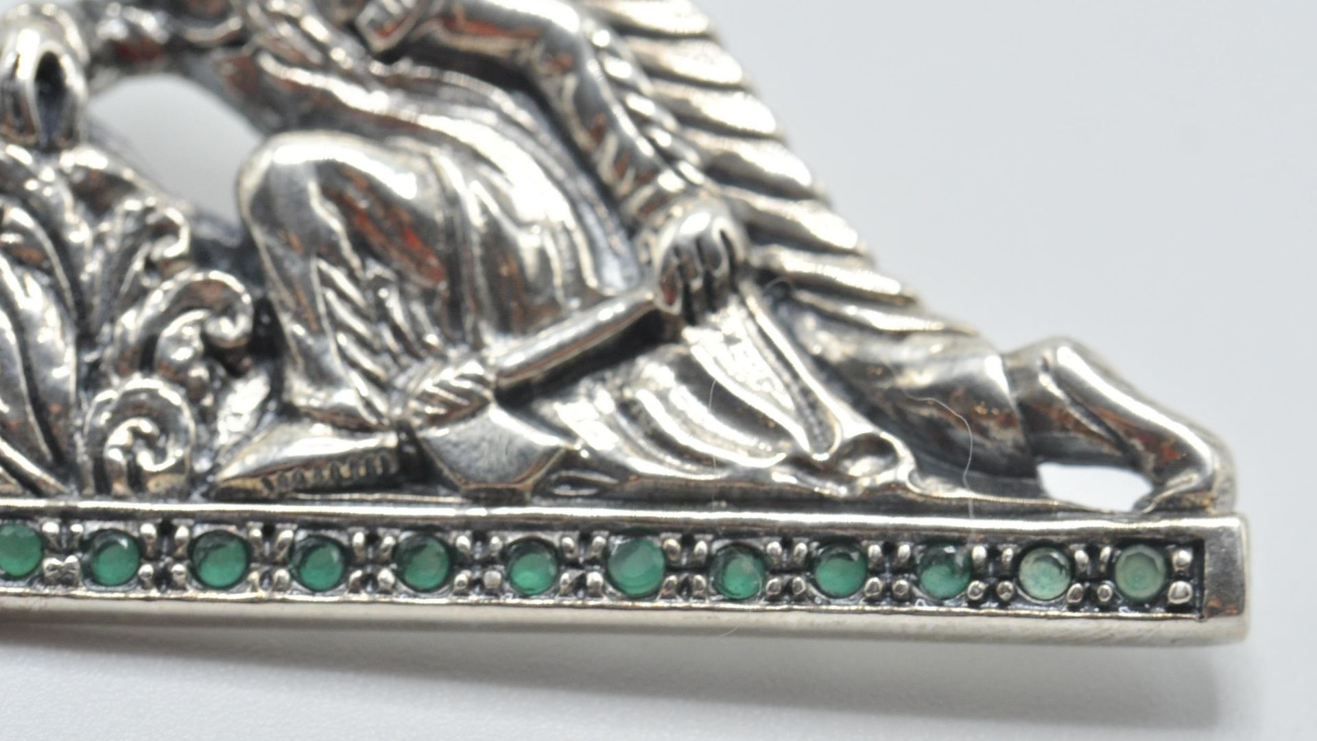 A stamped sterling silver brooch in the form of a Native American fighter wearing a feather - Bild 2 aus 5