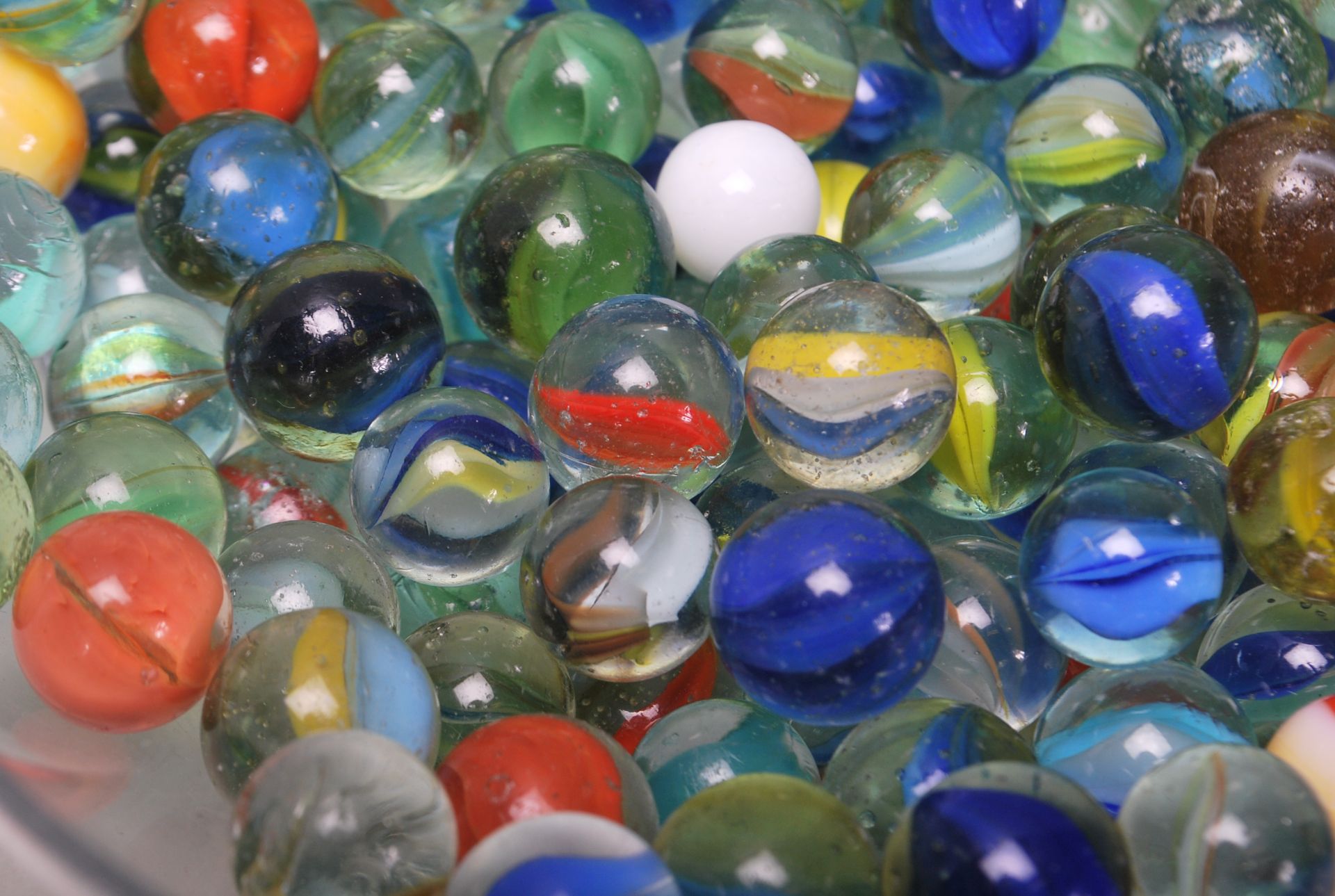 A large collection of believed 19th century and 20th century glass marbles. All of varying sizes and - Bild 5 aus 9