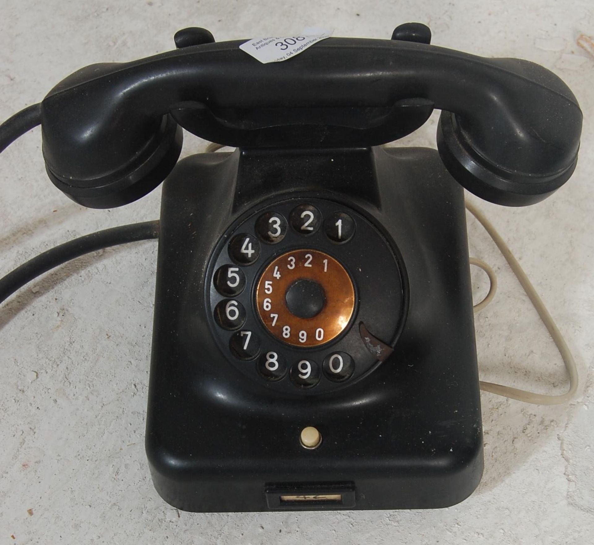 A pair of early 20th century Bakelite telephones in black. Each with ring dials with white numbers - Bild 2 aus 5