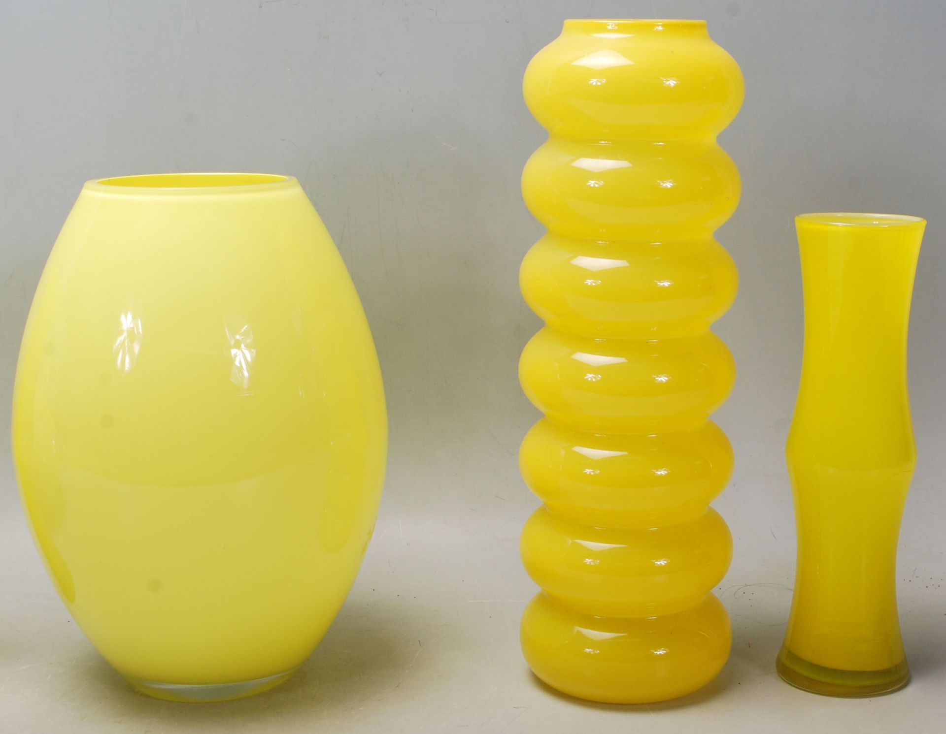 A mixed collection of retro vintage late 20th Century studio art glass ware in canary yellow to - Bild 3 aus 5