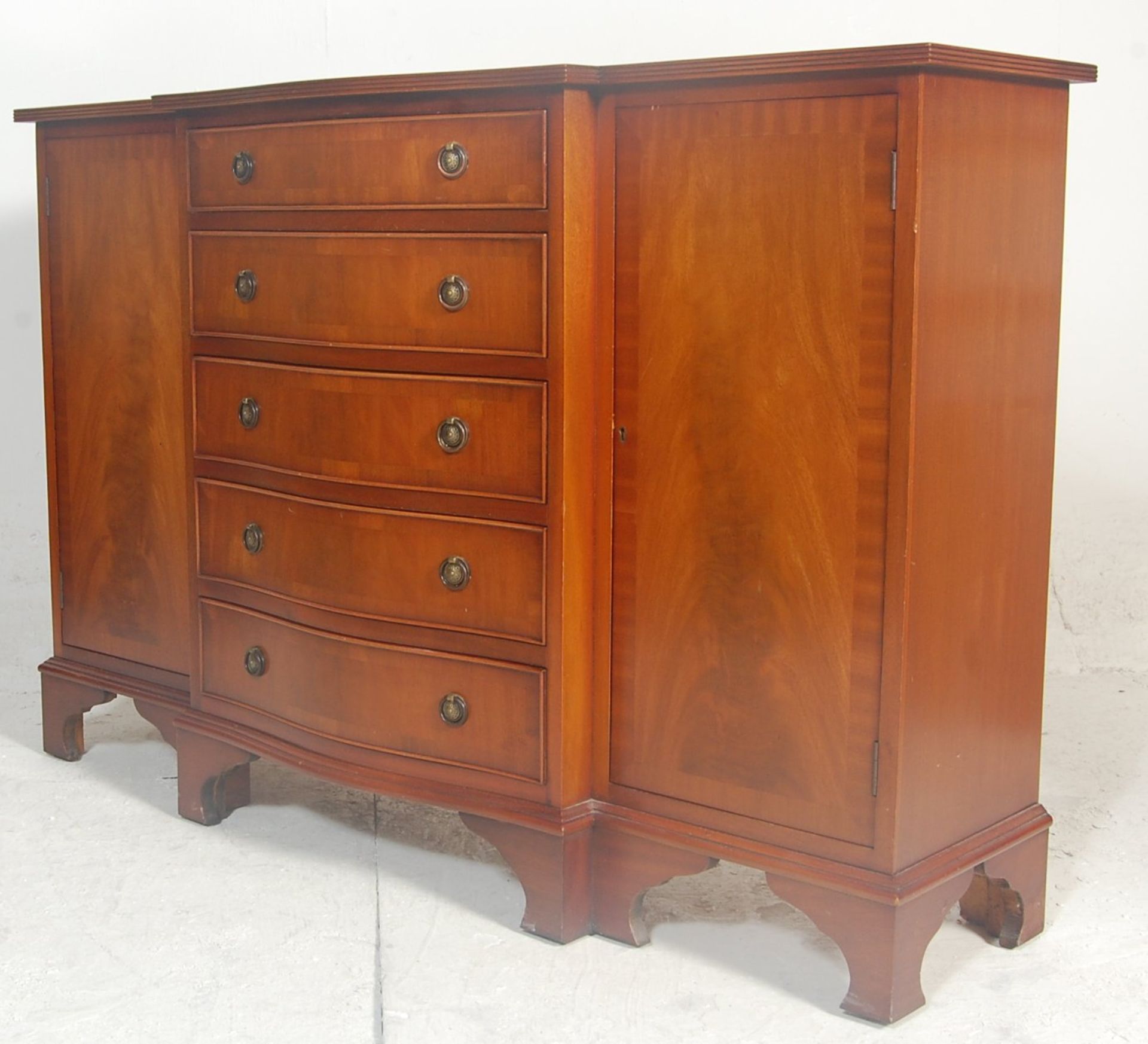 A Regency revival antique style mahogany breakfront bookcase. Raised on bracket feet with a series - Bild 5 aus 5