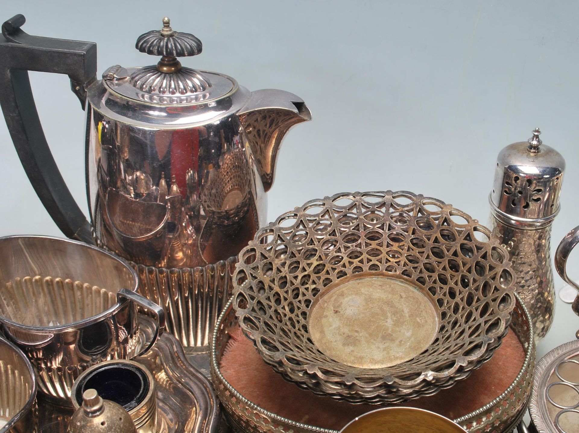 A large collection of assorted silver plate / silver plated wares to include flatware, gallery tray, - Bild 5 aus 12
