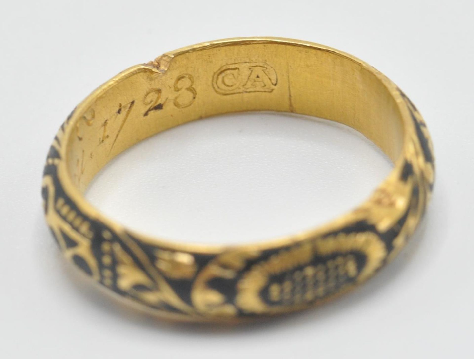 An early 18th Century gold memento mori mourning ring, the band being engraved with a skull and - Bild 7 aus 9