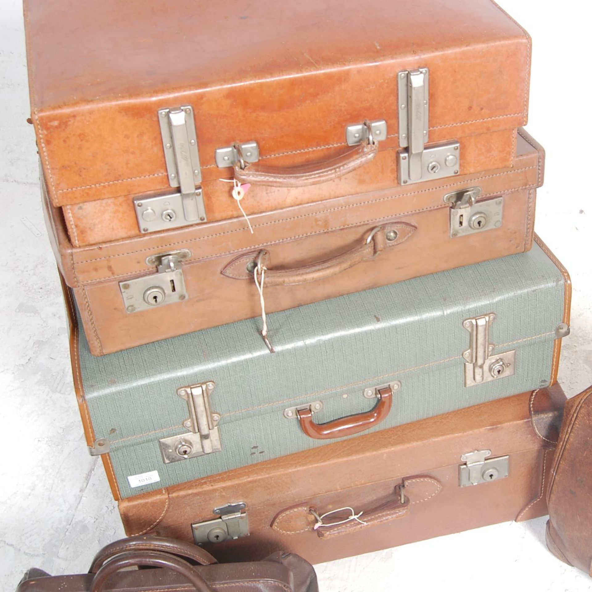 A good stack of vintage trunks and suitcases to include good leather example with monogram initials, - Bild 5 aus 6