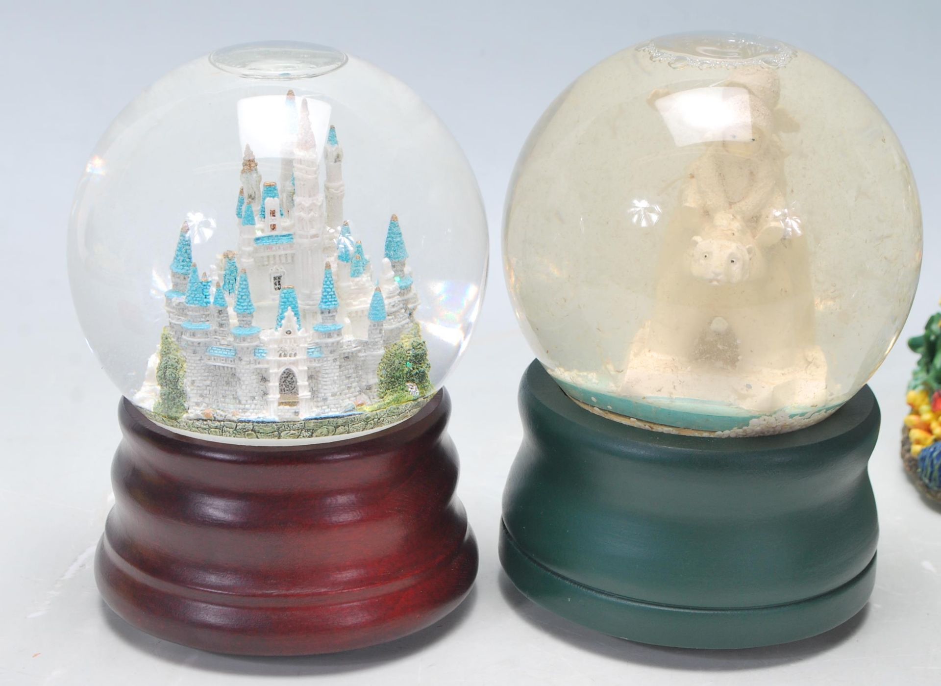 A collection of seven original vintage collectable glass snow globes to include: two angels - Bild 4 aus 6